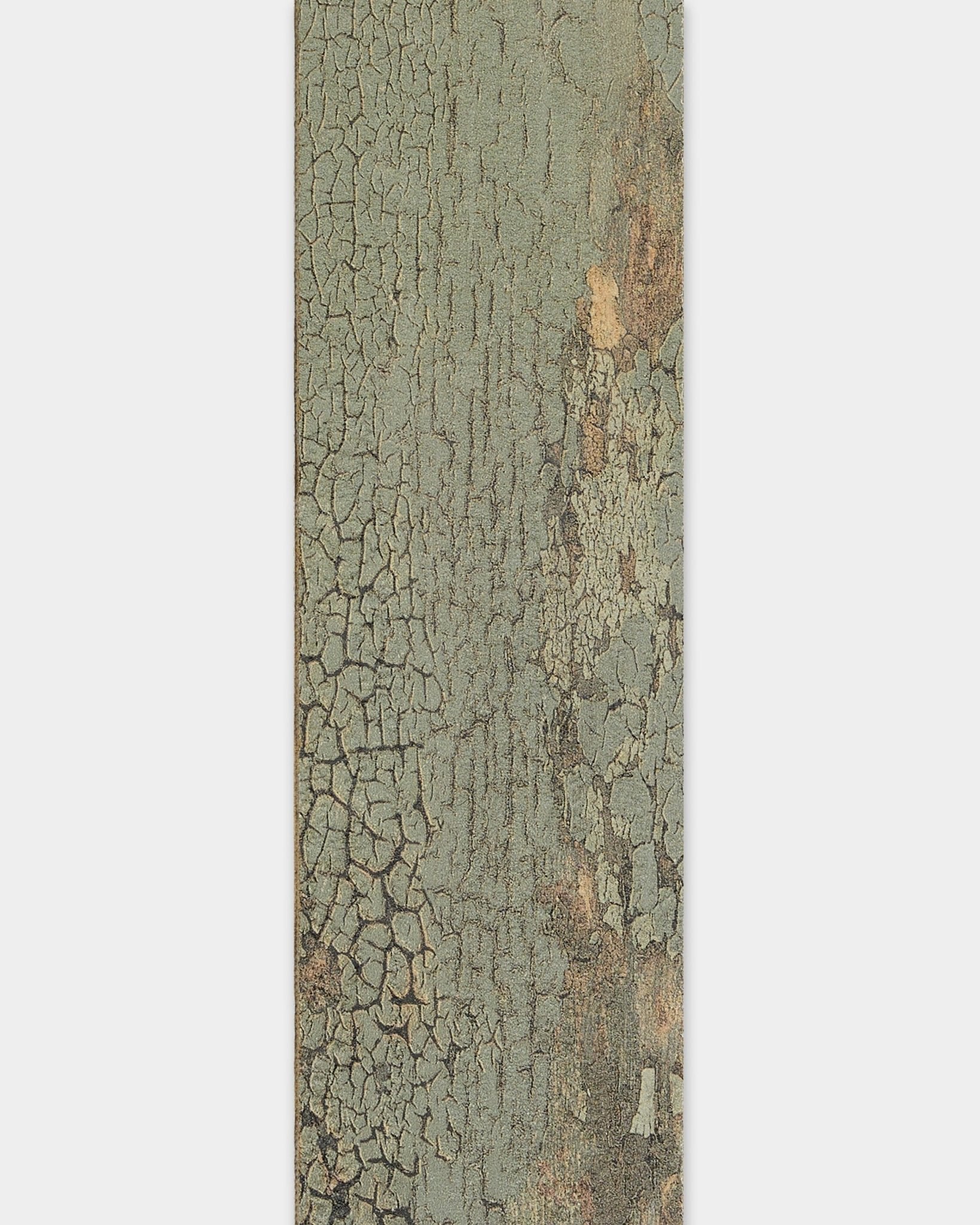 Närbild av väderbiten trästruktur i oxide grey, lämplig för WoodUpp Akupanel kantlist eller ersättningslameller i storleken 240 cm.