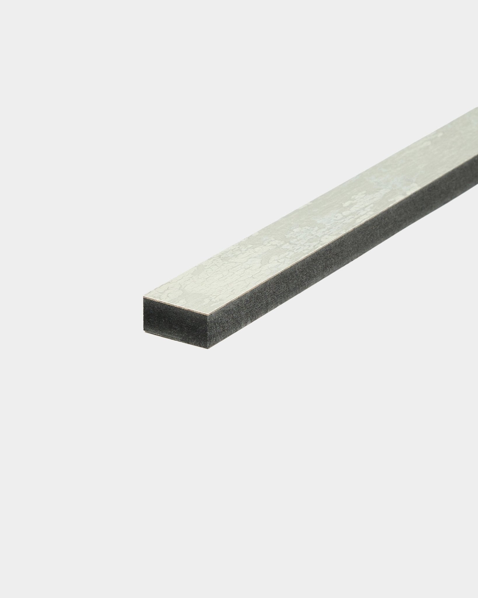 WoodUpp Akupanel Oxide White 240 cm akustiklamell med ett metalliskt ytskikt och mörk skumbaksida, visad mot en enkel vit bakgrund.