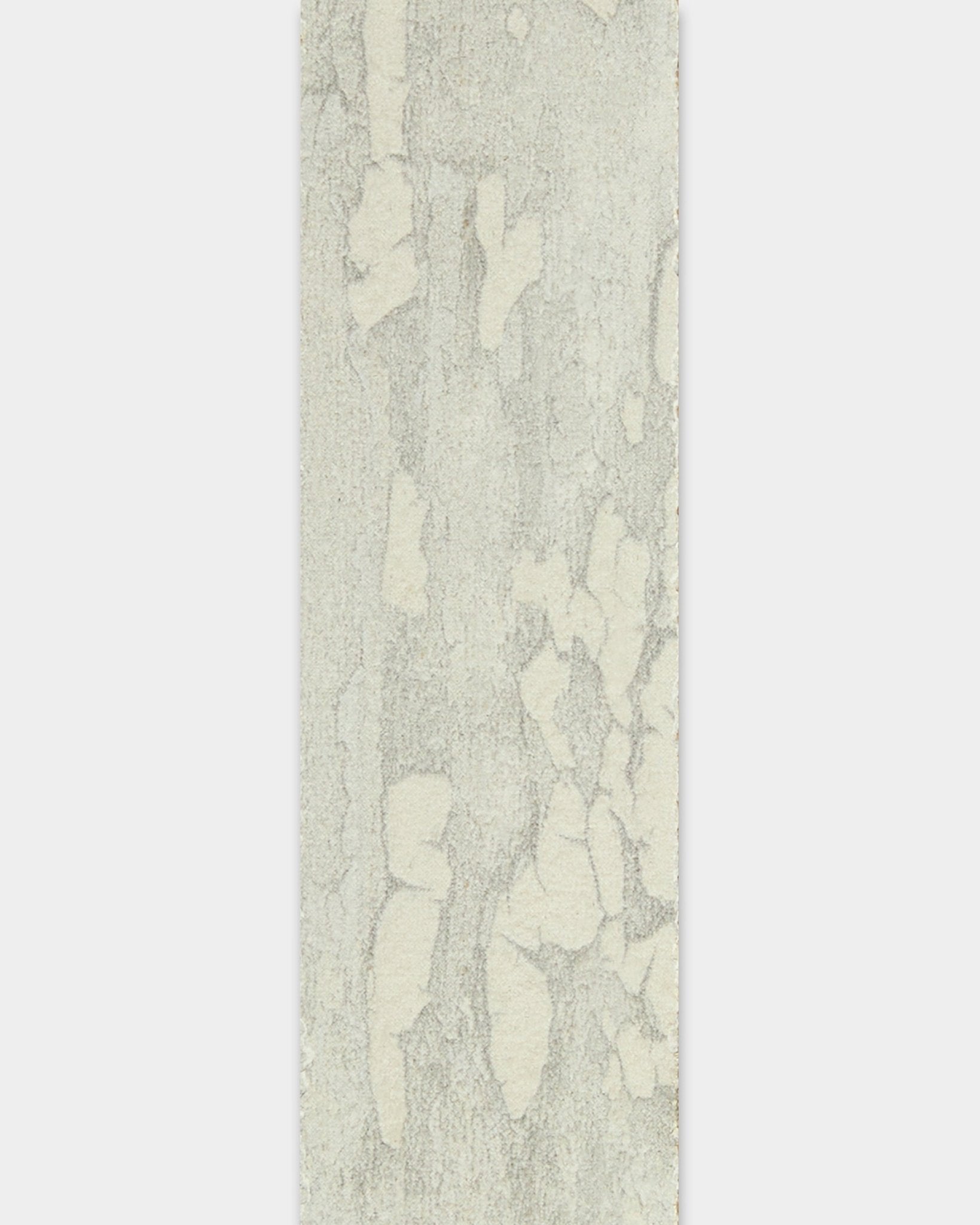 WoodUpp Lamella / Oxide White 240 cm Akustikpanel med en rektangulär, ljusgrå och benvit abstrakt texturerad yta som påminner om natursten.