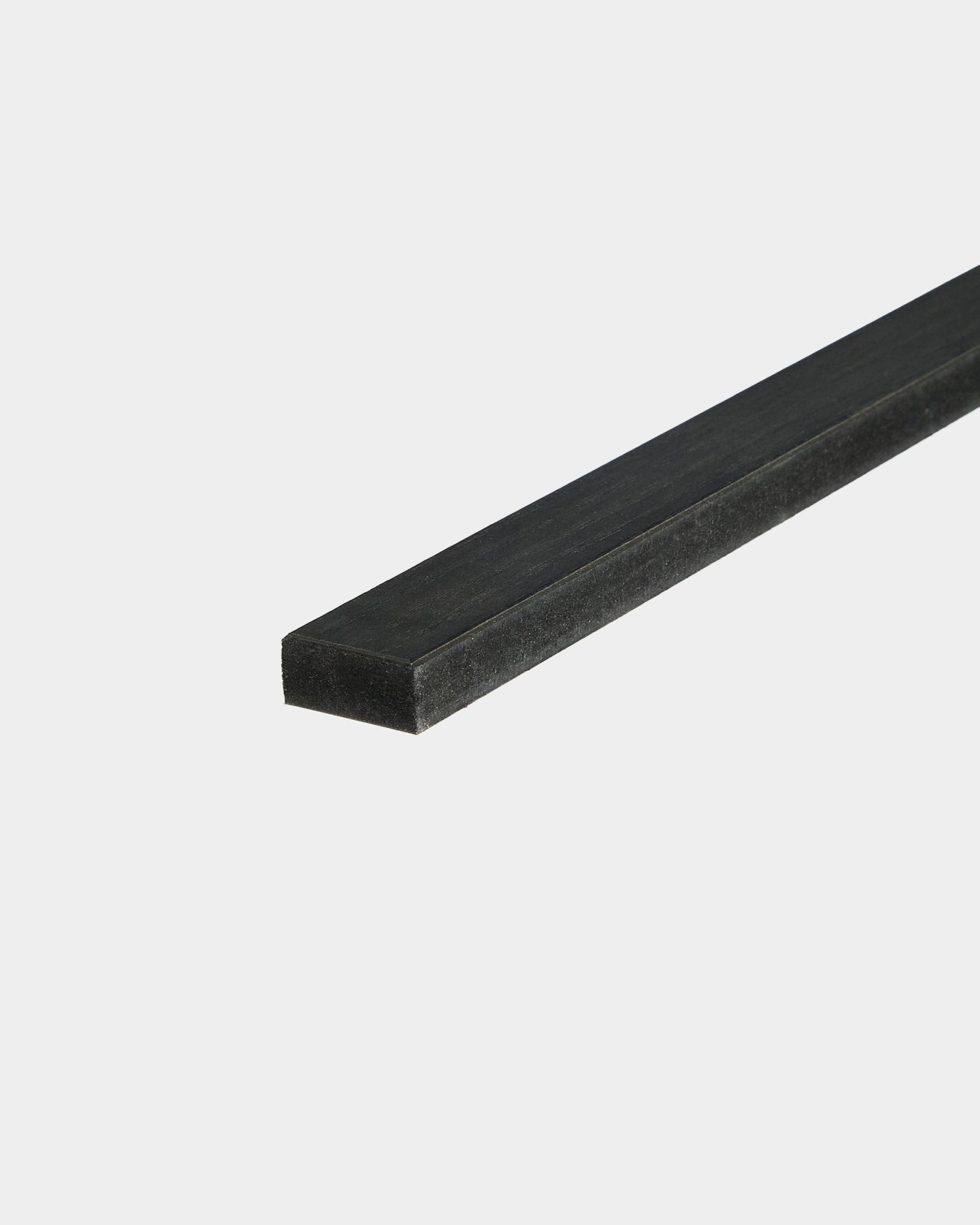 WoodUpp Lamella i Black ask, 240 cm – en black platt lamellist för Akupanel byte av ribbor eller kantlister – visad mot vit bakgrund.