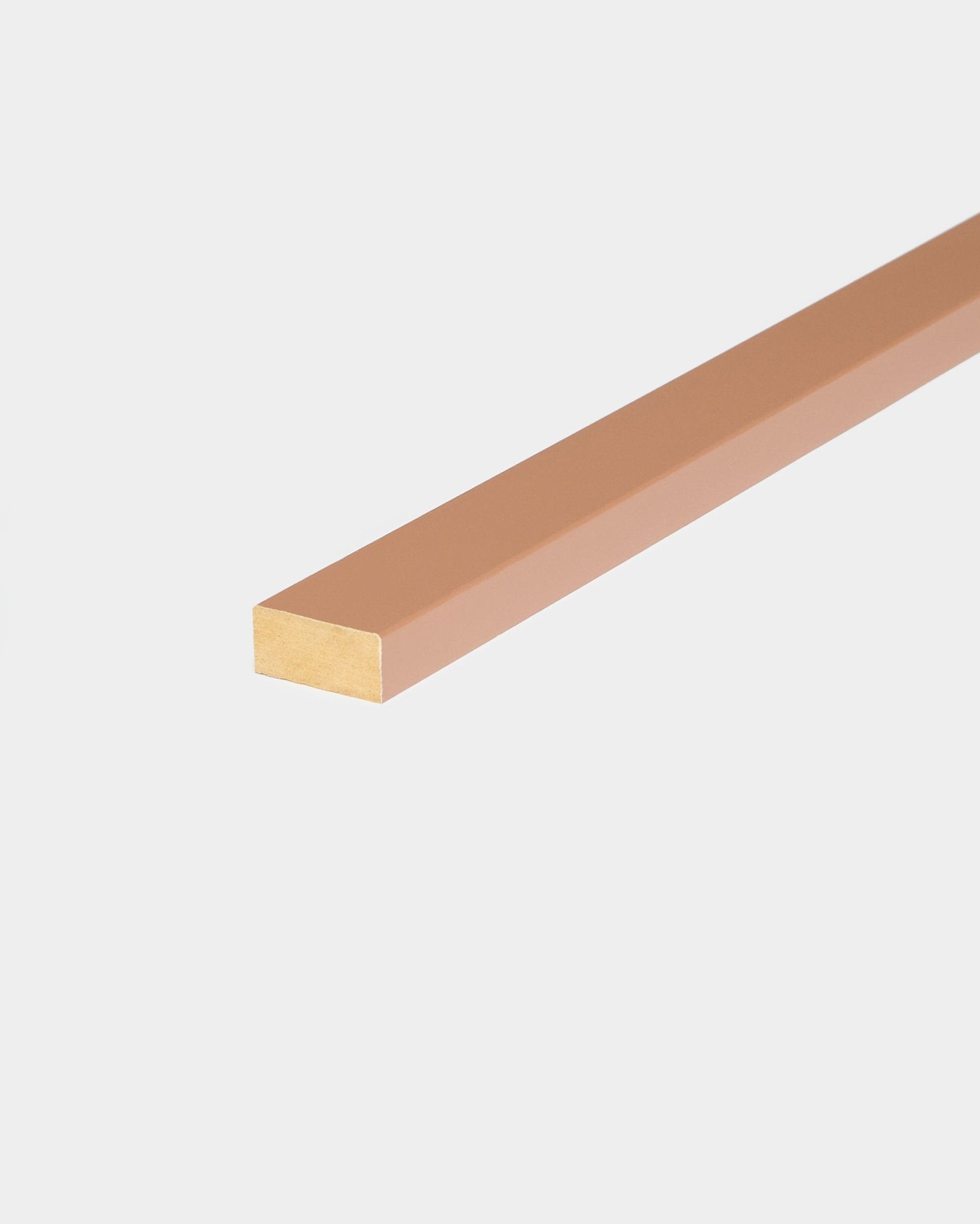 WoodUpp Lamella i Clay-finish, 240 cm längd, visad som installationstillbehör för kantlist eller ersättningslamell till Akupanel akustikpaneler i trä.