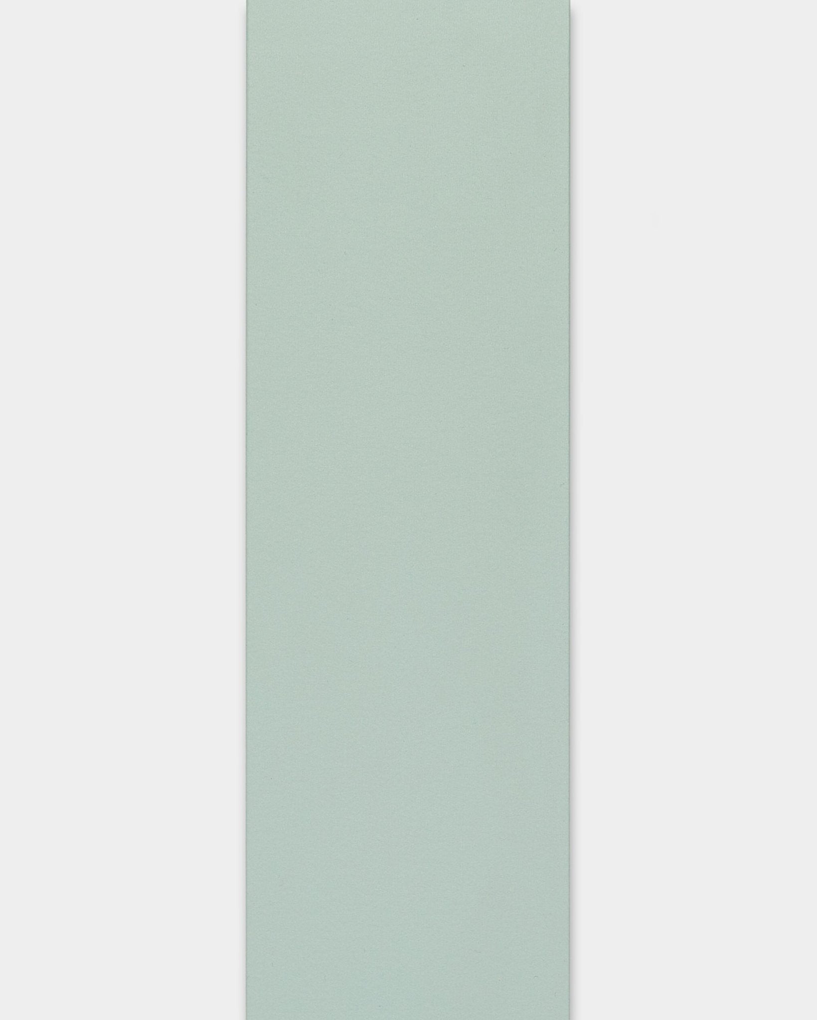Vertical ljusblå Akustikpanel med subtil struktur och skarpa kanter från WoodUpps Lamella-kollektion, visad mot en enfärgad vit bakgrund.