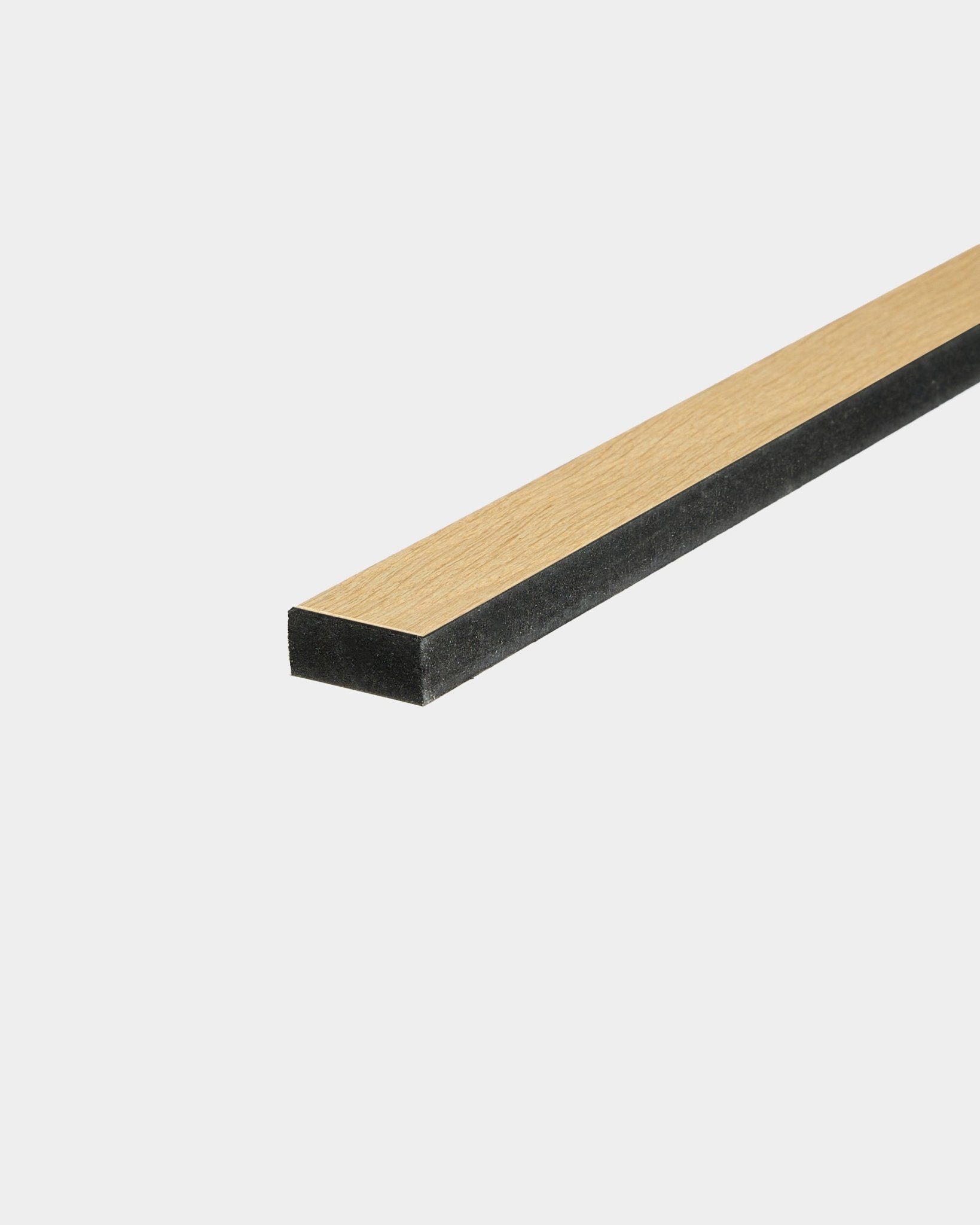 WoodUpp Lamella Classic Oak-ribba, 240 cm lång, med black MDF-baksida; utformad som ersättningsribba för akustikpaneler eller panelreparationer.