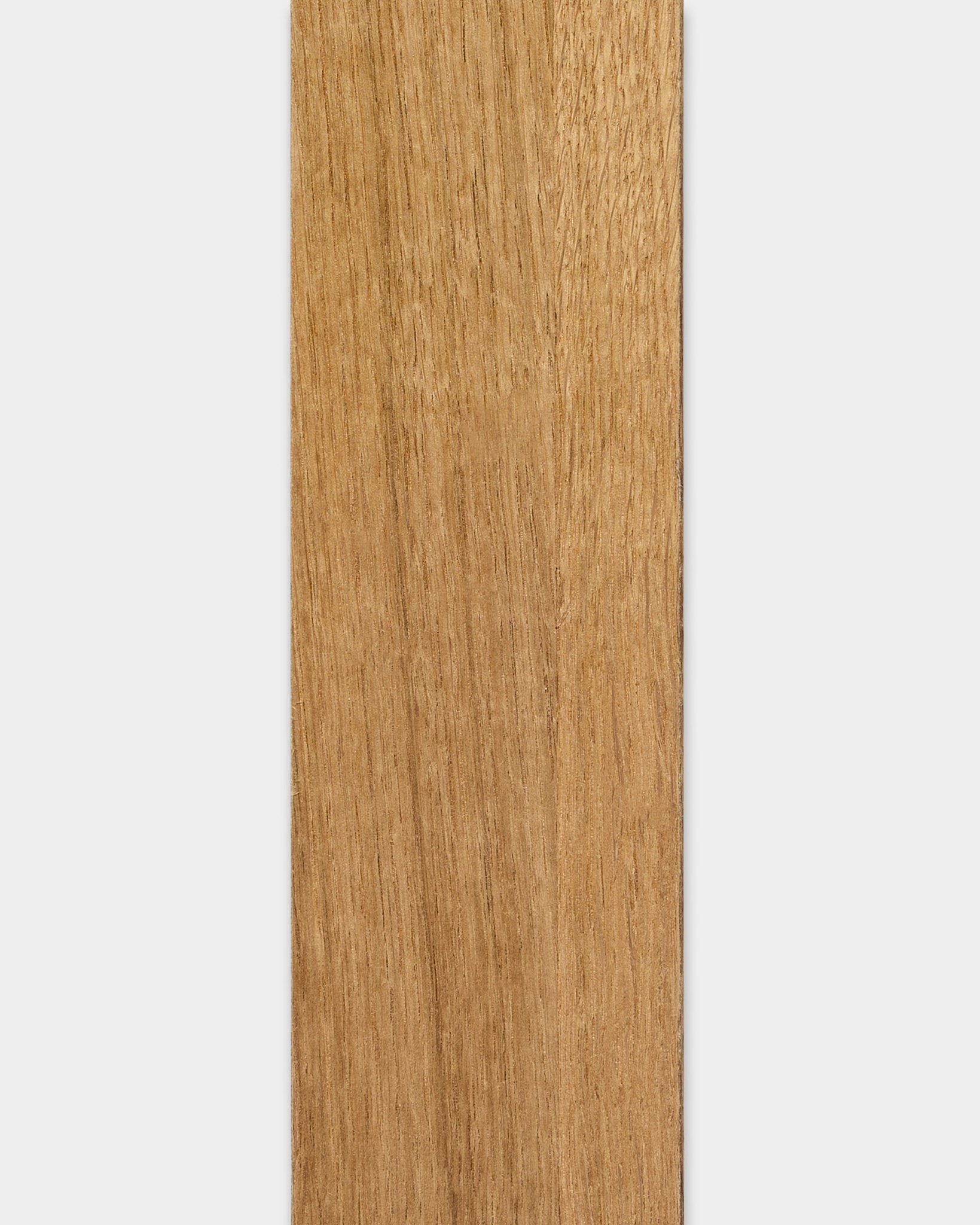 Vertical WoodUpp Akupanel i Rustic Brown ek, 240 cm, med släta ljusa brown träribbor med synlig naturlig ådring mot en vit bakgrund.