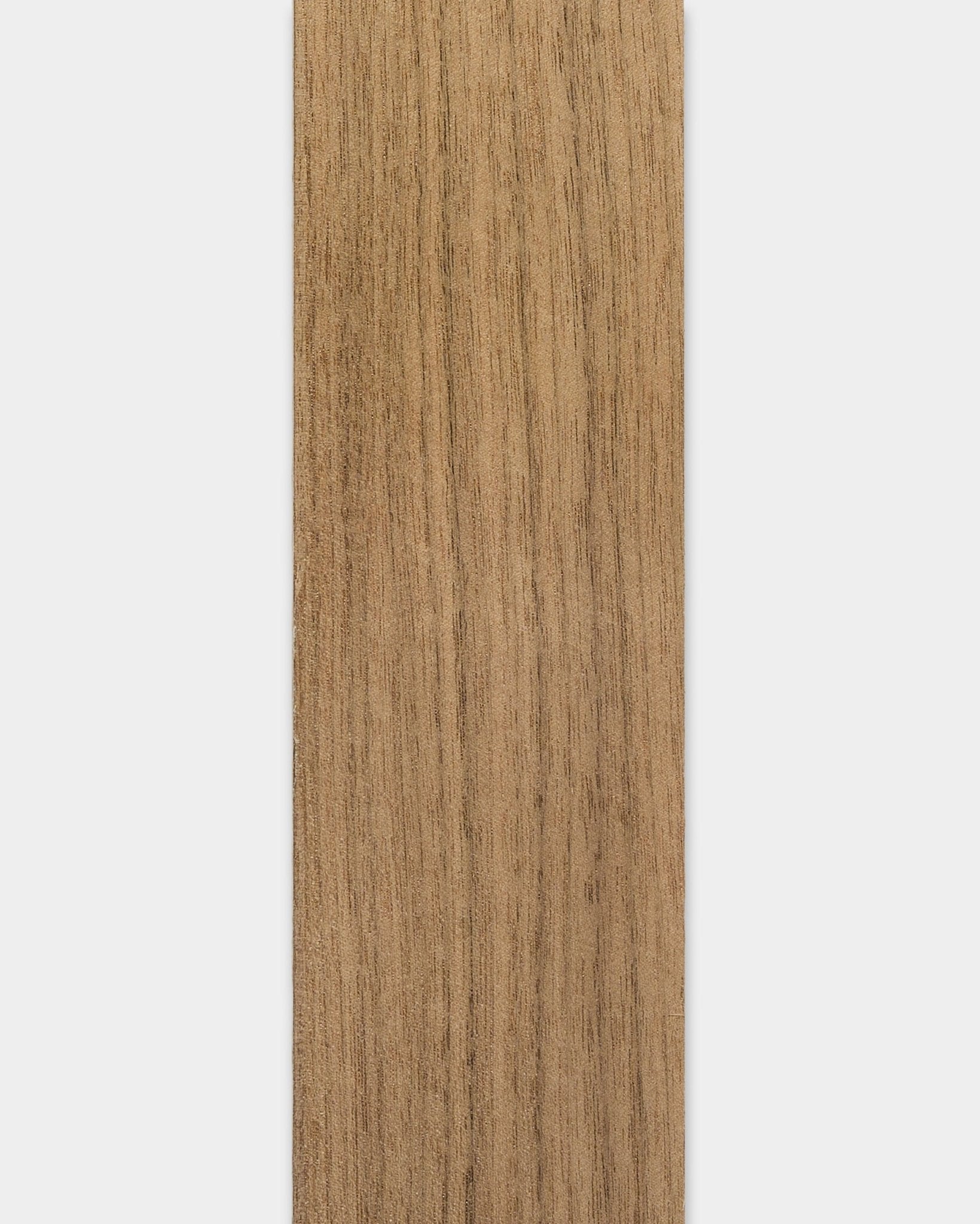 WoodUpp Akupanel Lamella valnötslamell, 240 cm lång, passar för utbyteslameller eller kantavslutning; har en fyllig mörk träådring.