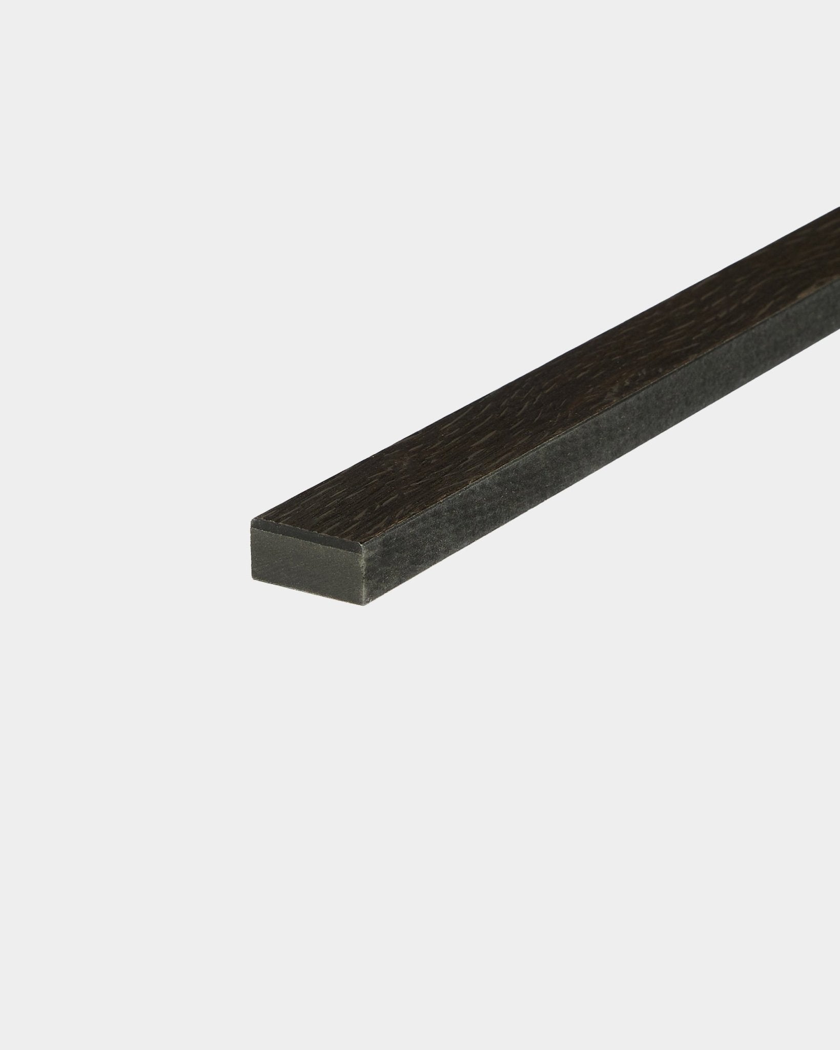 En WoodUpp Lamella Rustic Smoked Oak akustiklamell på 240 cm, med en nordiskt inspirerad finish, står upprätt mot en enkel vit bakgrund.