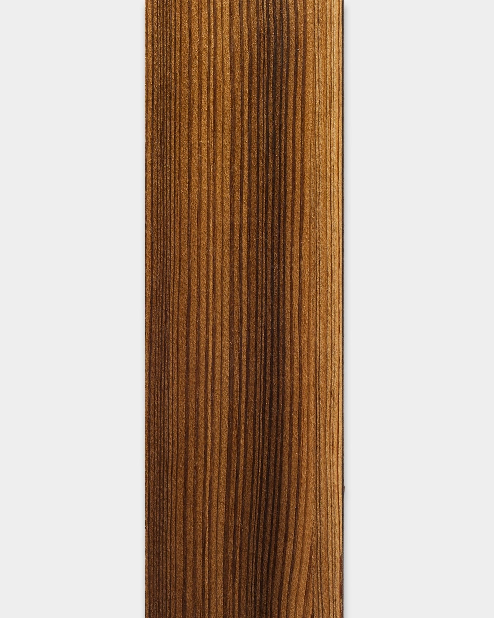 Rustic Smoked Larch Lamella, 240 cm från WoodUpp—en slät, mörk trälamell utformad för Akupanel akustikpaneler eller som ersättningslamell till panel.