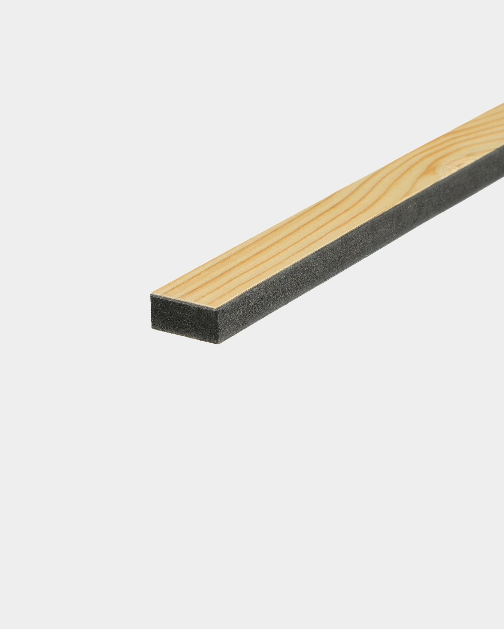 WoodUpp Lamella / Alp, 240 cm – tunn trälamell med mörk akustikskumbaksida, utformad för Akupanel list eller utbyte av lamell i paneler i nordisk stil.