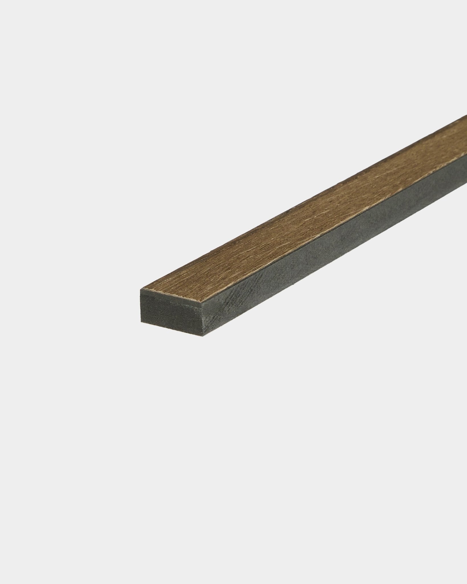 Närbild av en 240 cm Rustic Grey Oak Lamella från WoodUpp, utformad för kantavslutning eller för att ersätta Akupanel Akustikpanel-lameller.