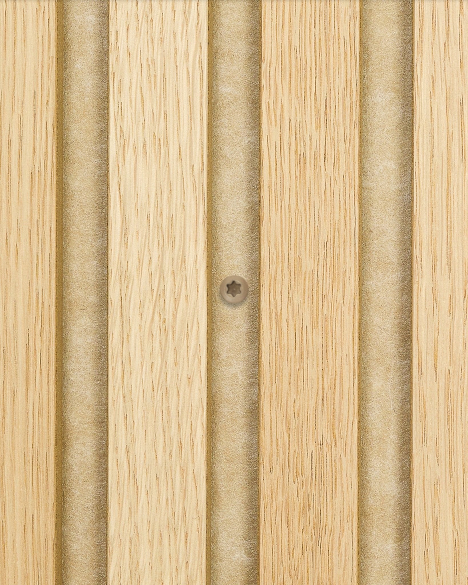 Närbild av beige WoodUpp-monteringsskruvar som fäster Akupanel akustikpanel i ljust trä med vertical spår; förpackningen innehåller 100 delar.