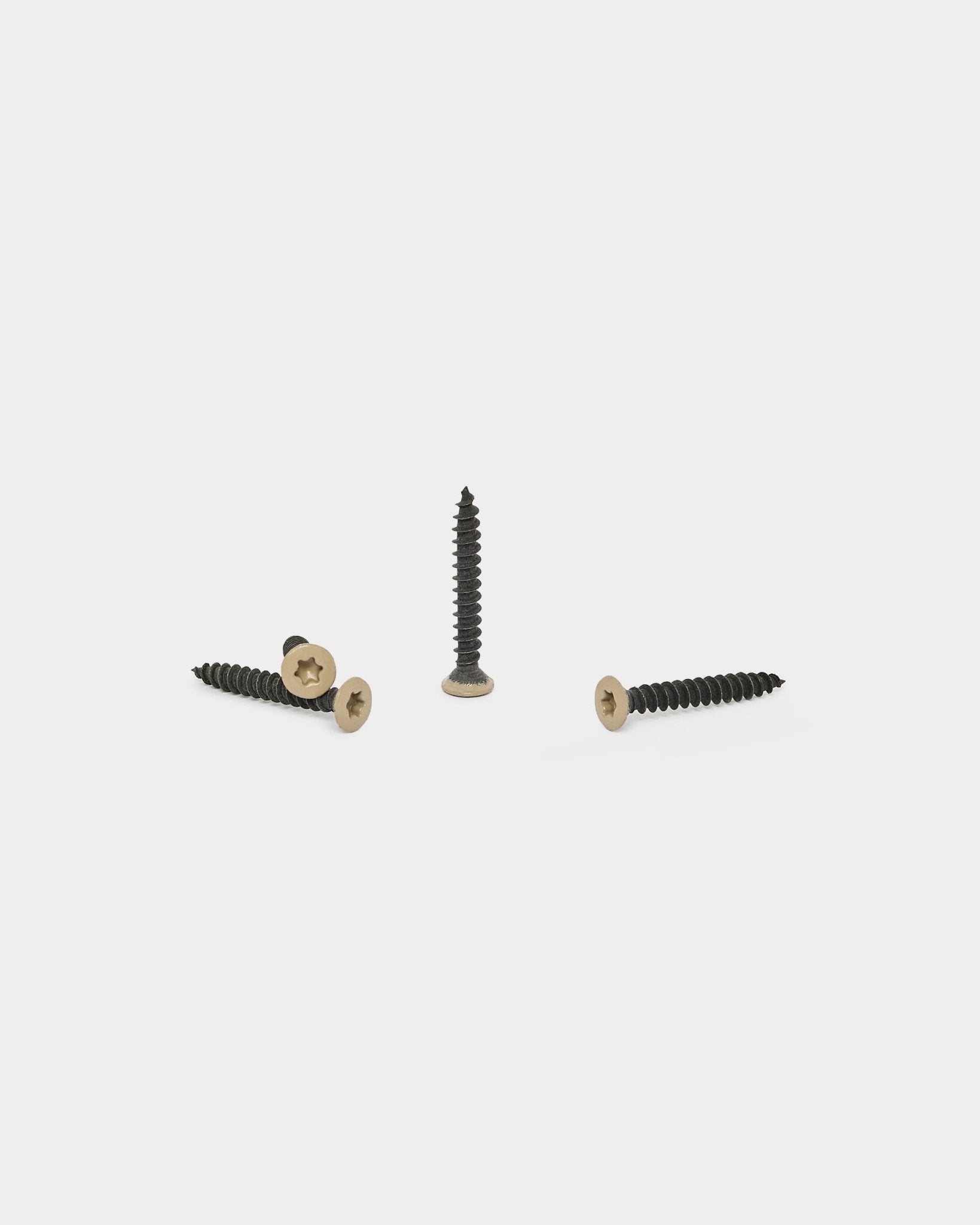 Tre beige WoodUpp-skruvar för montering av Akupanel Akustikpanel, en del av Installation Products | Screws-setet med 100 delar, visade mot vit bakgrund.