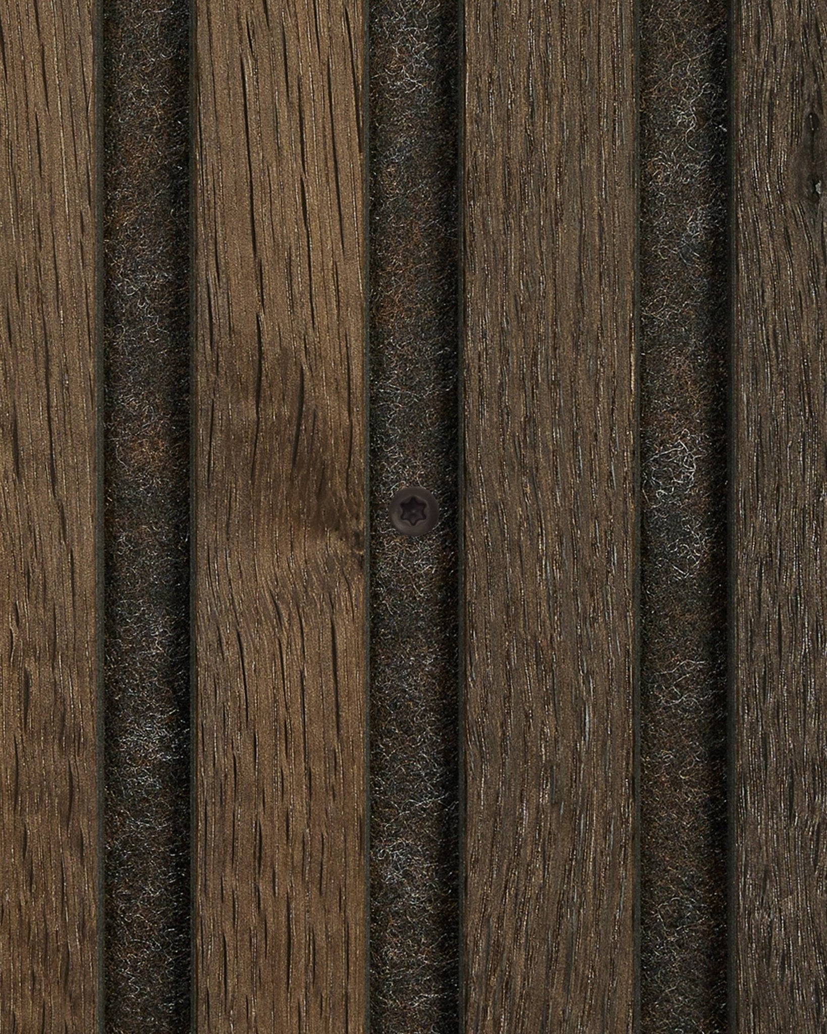 Närbild på bronzed brown skruvar (100 st) för WoodUpp-montering, visade på vertical akustiska trälamellpaneler med filtunderlag.