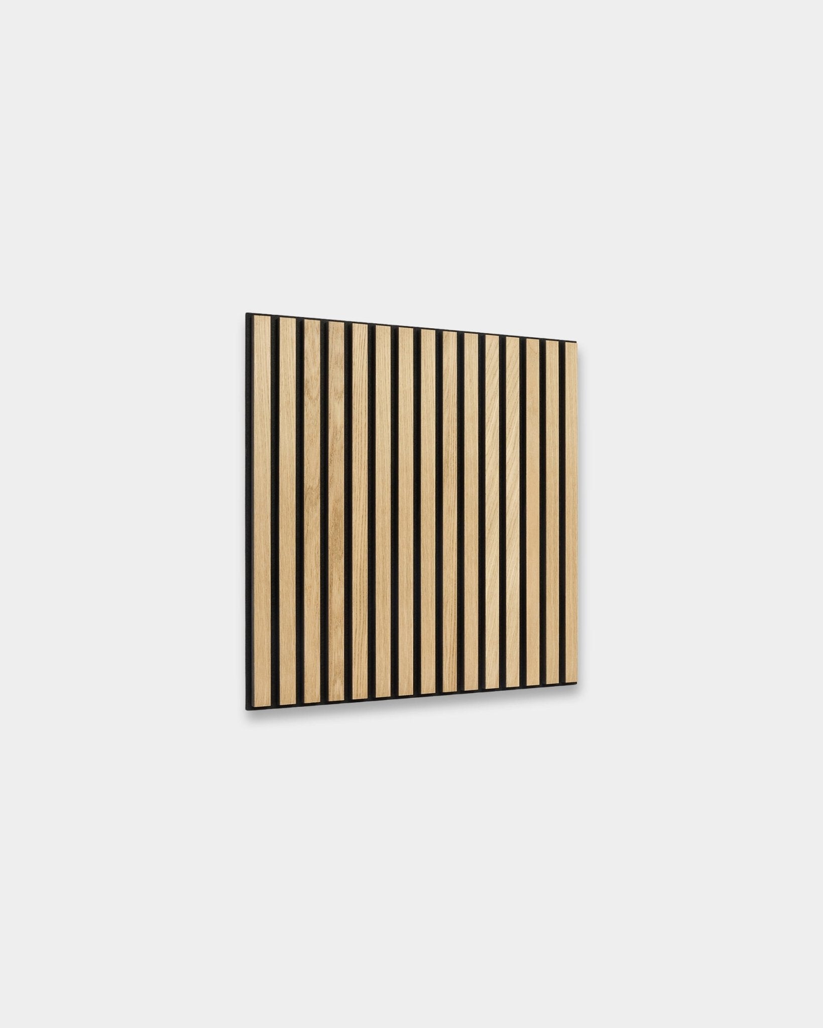 WoodUpp Akupixel Akustikpanel, 60x60 cm, Classic Oak-ribbor på black filt och MDF, skandinaviskt inspirerad minimalistisk nordisk design.