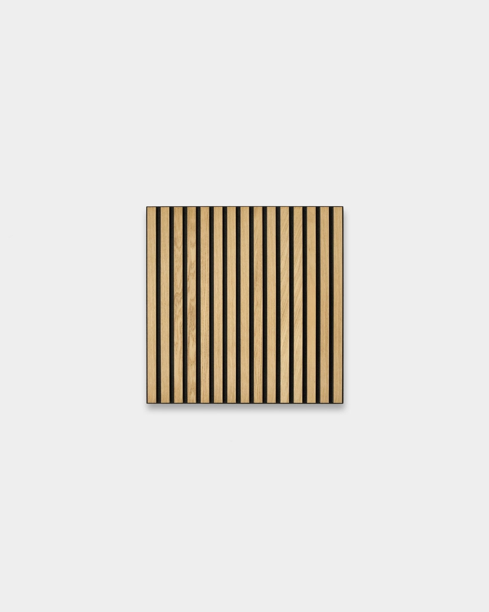 Akupixel Akustikpanel från WoodUpp med växlande vertical ränder i klassisk ekfaner och black filt på black MDF, 60x60 cm, skandinavisk design.