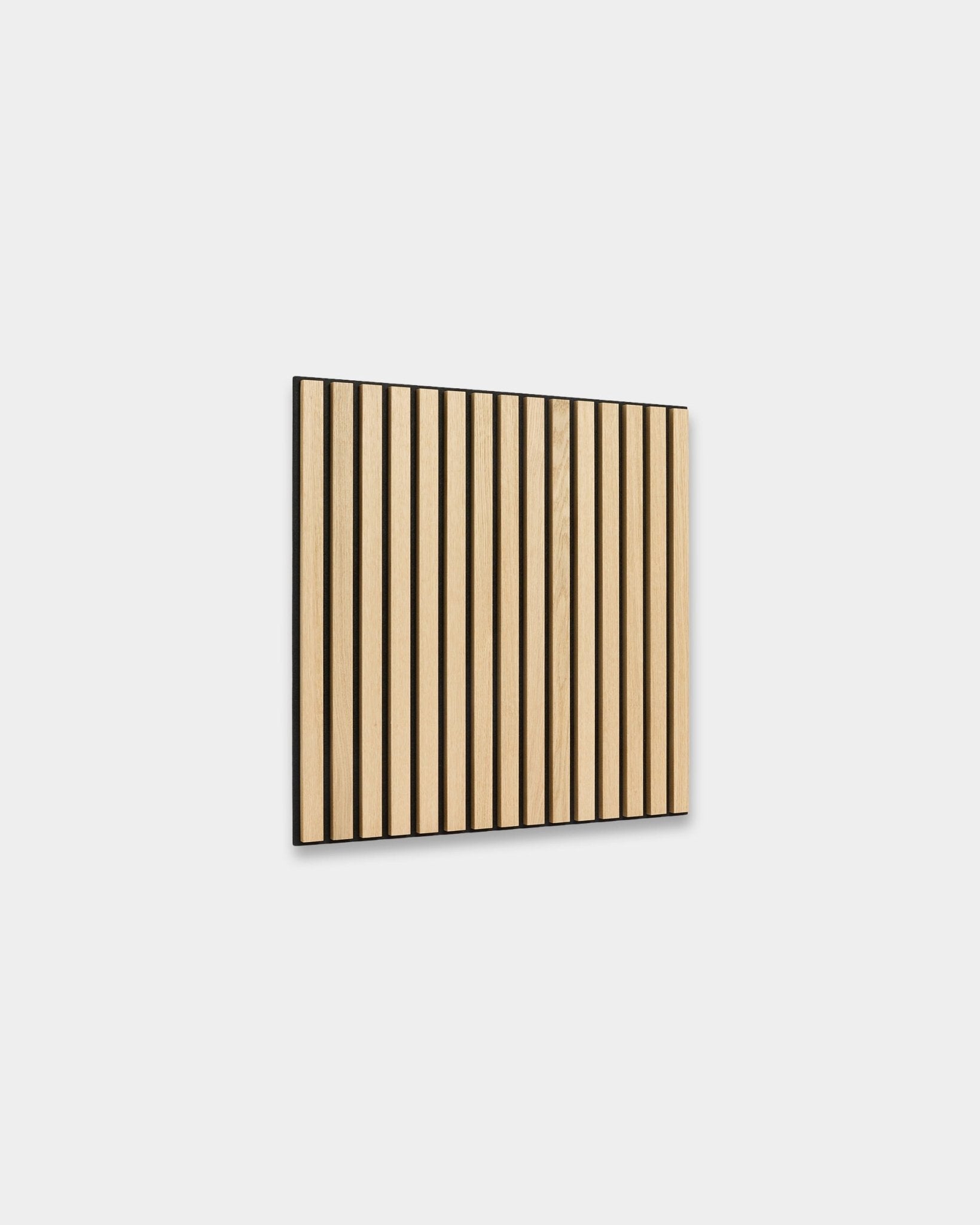 WoodUpp Akupixel Akustikpanel i Classic Oak med filt i black, 60x60 cm, med jämnt placerade ribbor och minimalistisk nordisk design.