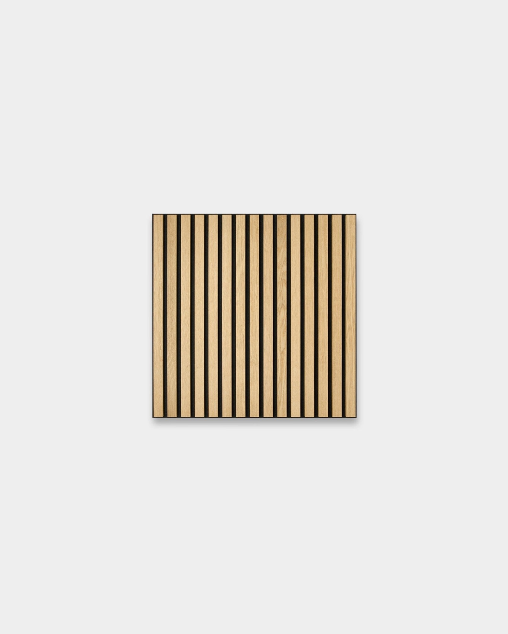 WoodUpp Akupixel Classic Oak Akustikpanel, 60x60 cm, med vertical träribbor i ljus ek och black filtremsor mot en ljusgrå bakgrund.