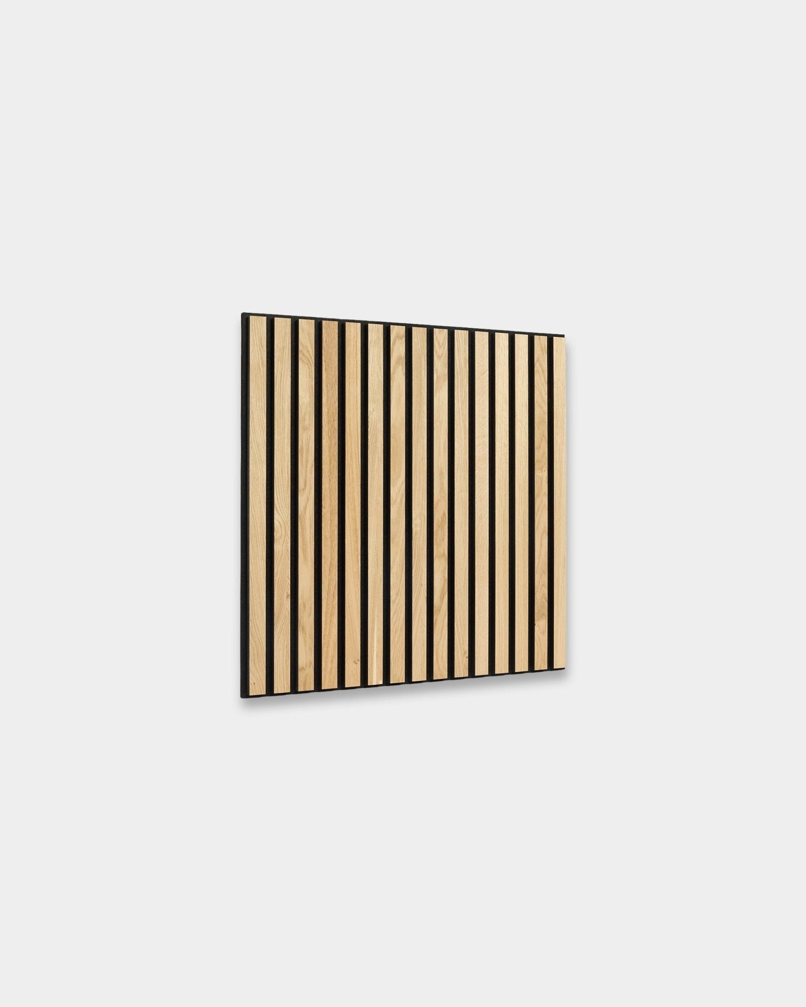 WoodUpp Akupixel Rustic Natural Oak Akustikpanel, 60x60 cm, med vertical ek och black ribbor mot en ljusgrå bakgrund för nordiska interiörer.