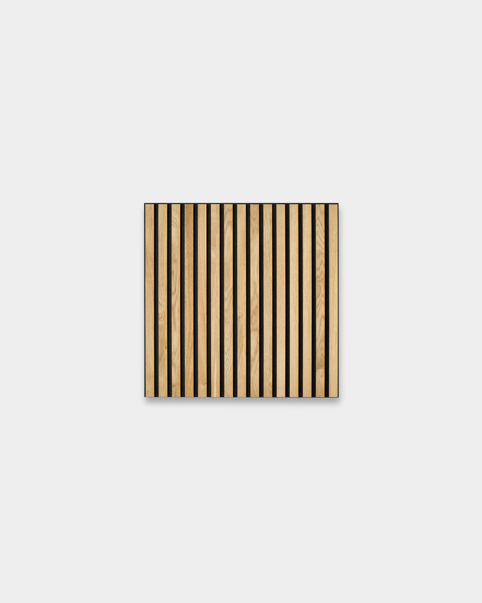 WoodUpp Akupixel Rustic Natural Oak 60x60cm Akustikpanel med vertical ljus ek och black ränder, visad mot en enkel ljusgrå bakgrund.