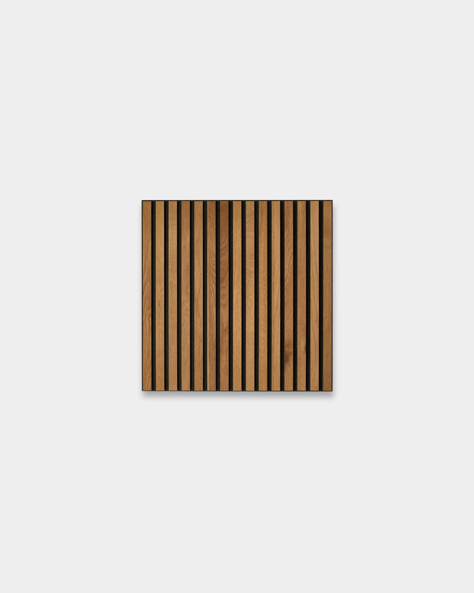 Akupixel Brown Oak 60x60 cm Akustikpanel från WoodUpp har nordisk design med alternerande ljusa brown trä- och black ränder mot en grå bakgrund.