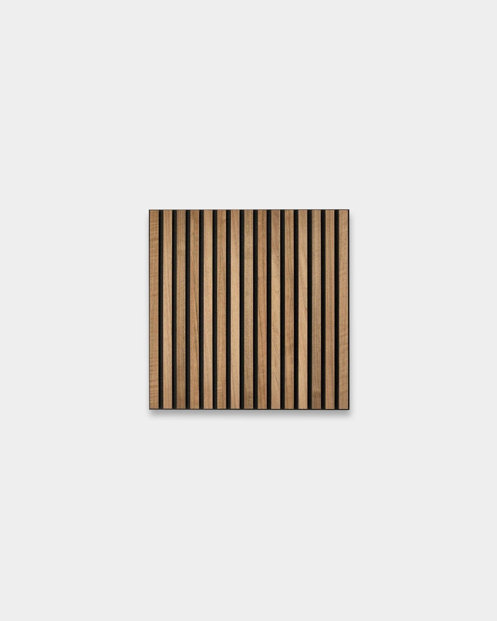WoodUpp Akupixel Akustikpanel i valnöt, 60 x 60 cm, har en skandinavisk ribbdesign med växlande ljusa och mörka trästråk på en grå bas.