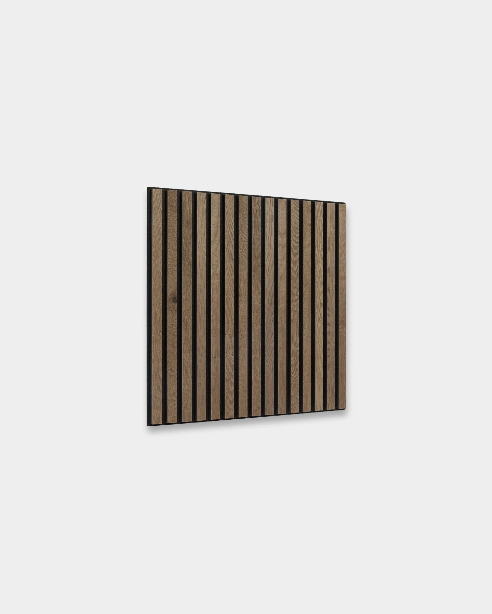 WoodUpp Akupixel Akustikpanel i grey oak, 60x60 cm, med vertical mörka brown ribbor i skandinavisk stil mot en ljusgrå vägg.