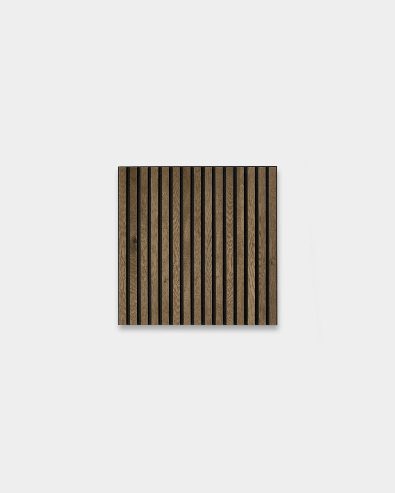 WoodUpp Akupixel Grey Oak 60x60 cm: kvadratisk skandinavisk Akustikpanel med vertical mörka och ljusa ekribbor på en ljusgrå bakgrund.