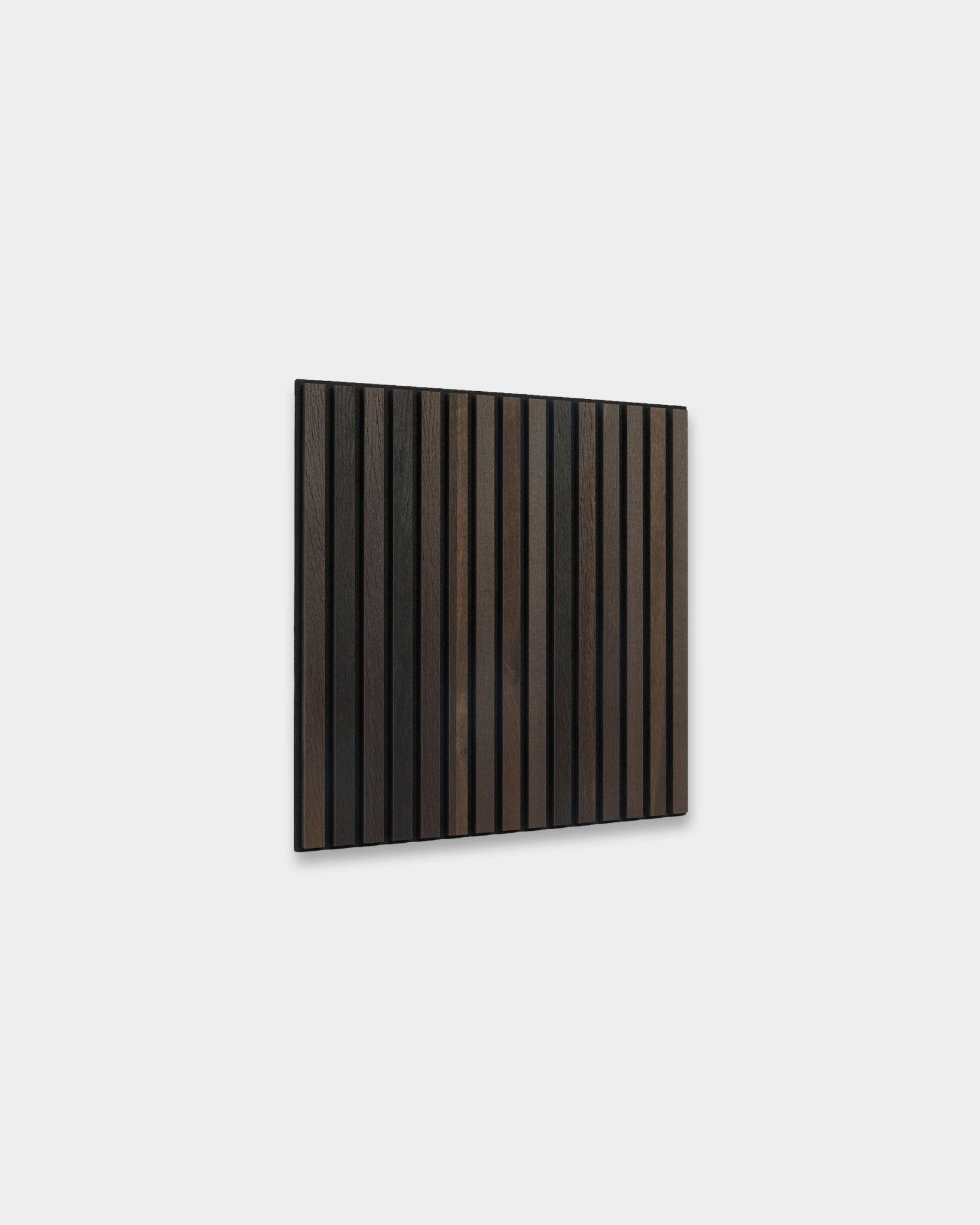 WoodUpp Akupixel Akustikpanel i Smoked Oak, 60x60 cm, med vertical black och mörka brown ribbor i en nordiskt inspirerad, minimalistisk design.