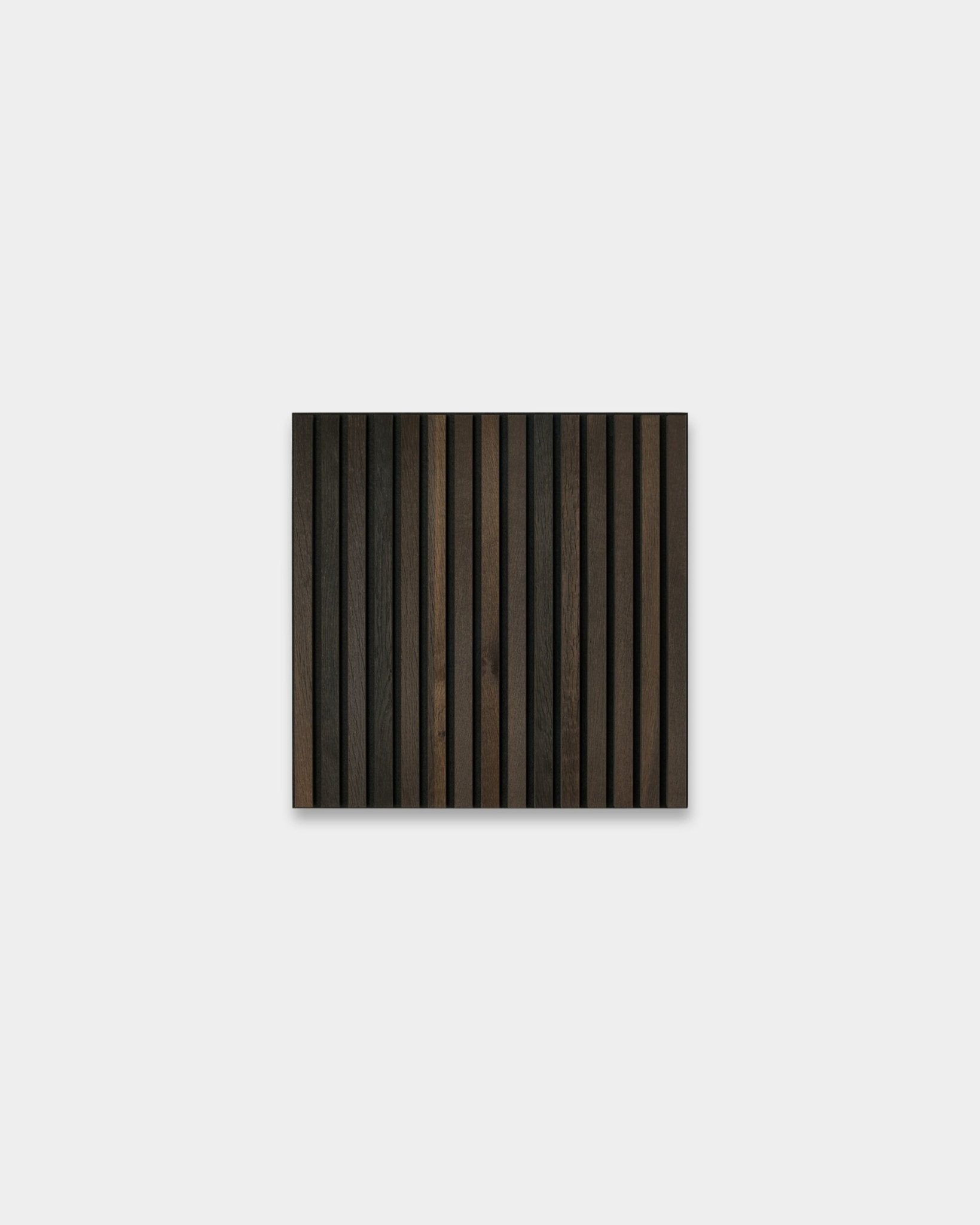 WoodUpp Akupixel Smoked Oak Akustikpanel, 60x60 cm, rektangulär med mörka och ljusa brown träribbor på en ljusgrå bakgrund i skandinavisk stil.