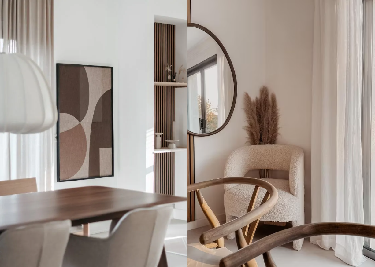 Minimalistiskt nordiskt vardagsrum med neutrala toner, Akupanel akustisk träpanel som väggkonst, rund spegel, beige accentstol, matbord i trä och mittpunkt med pampasgräs.
