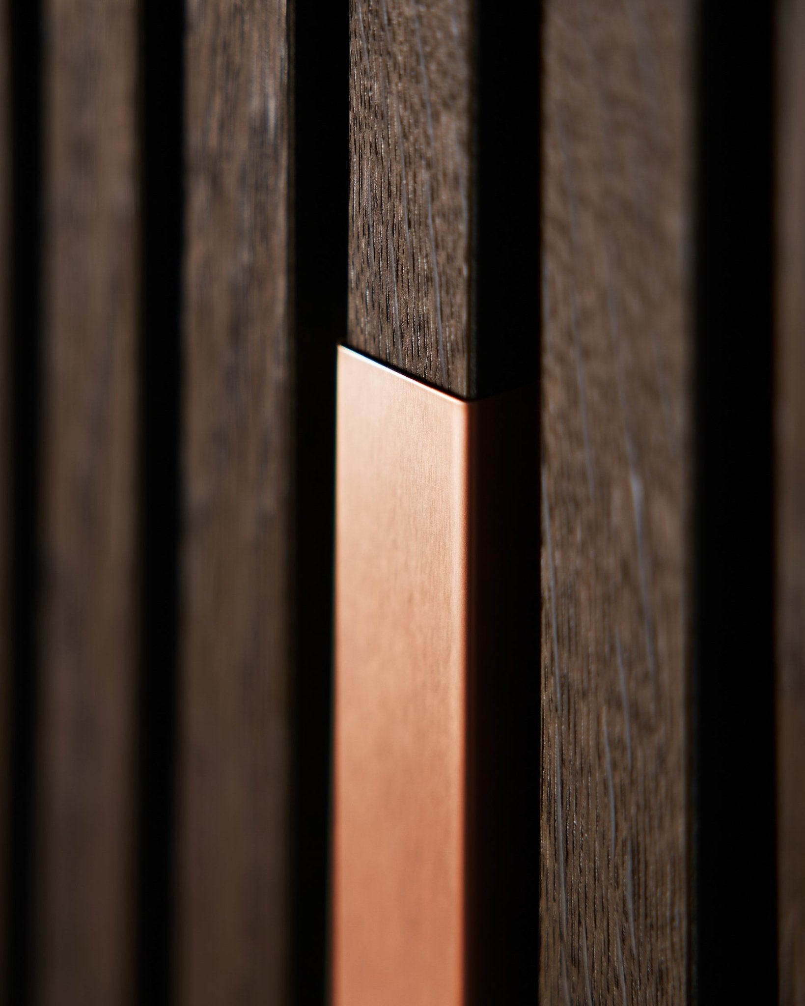 Närbild på WoodUpp Akupanel Liva | Cover i Copper, 60 cm, som visar vertical akustiska träribbor med copper accent för struktur och kontrast.