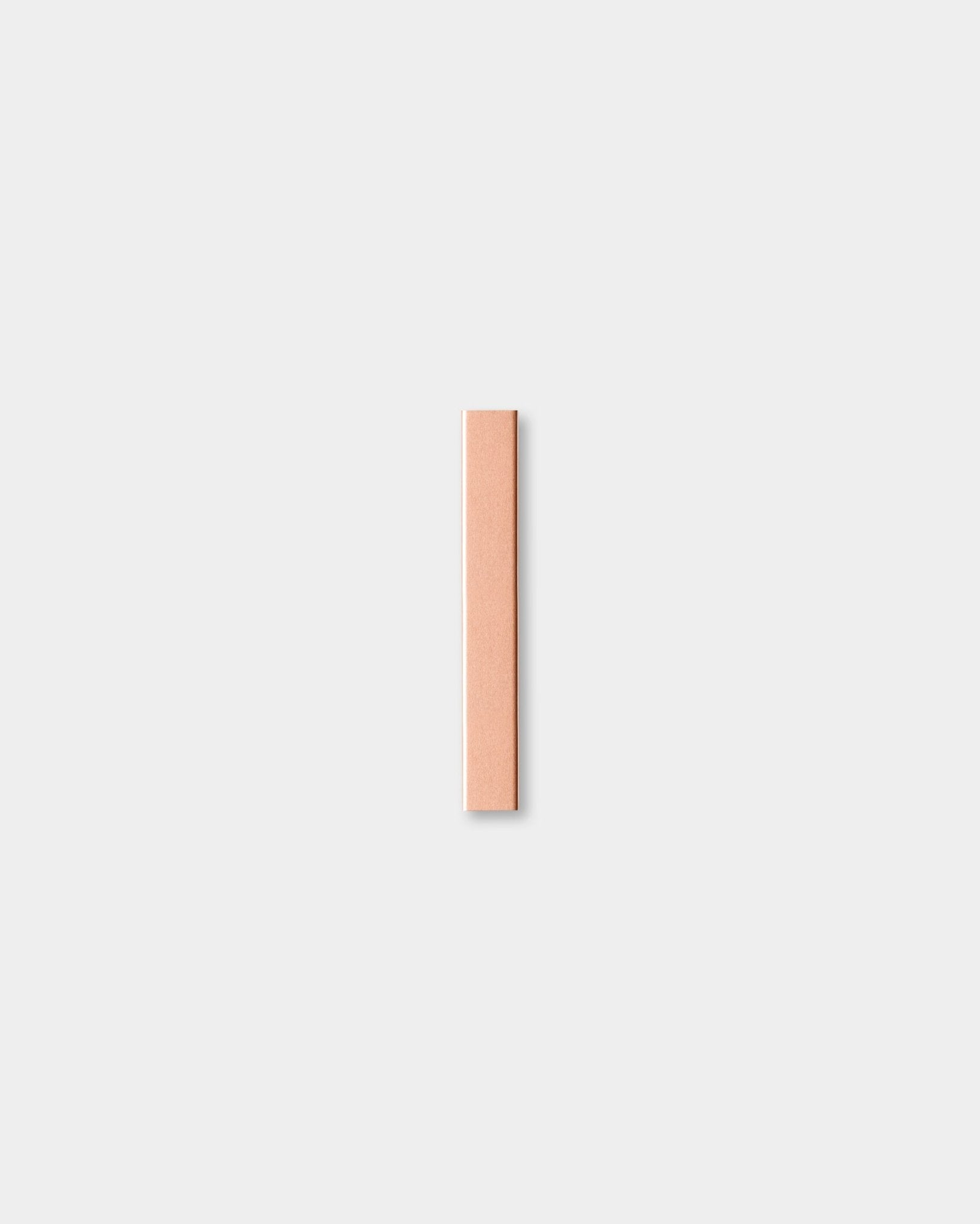 WoodUpps akustiska träpanel Liva | Cover / Copper, 20 cm, är centrerad mot en enfärgad ljusgrå bakgrund.