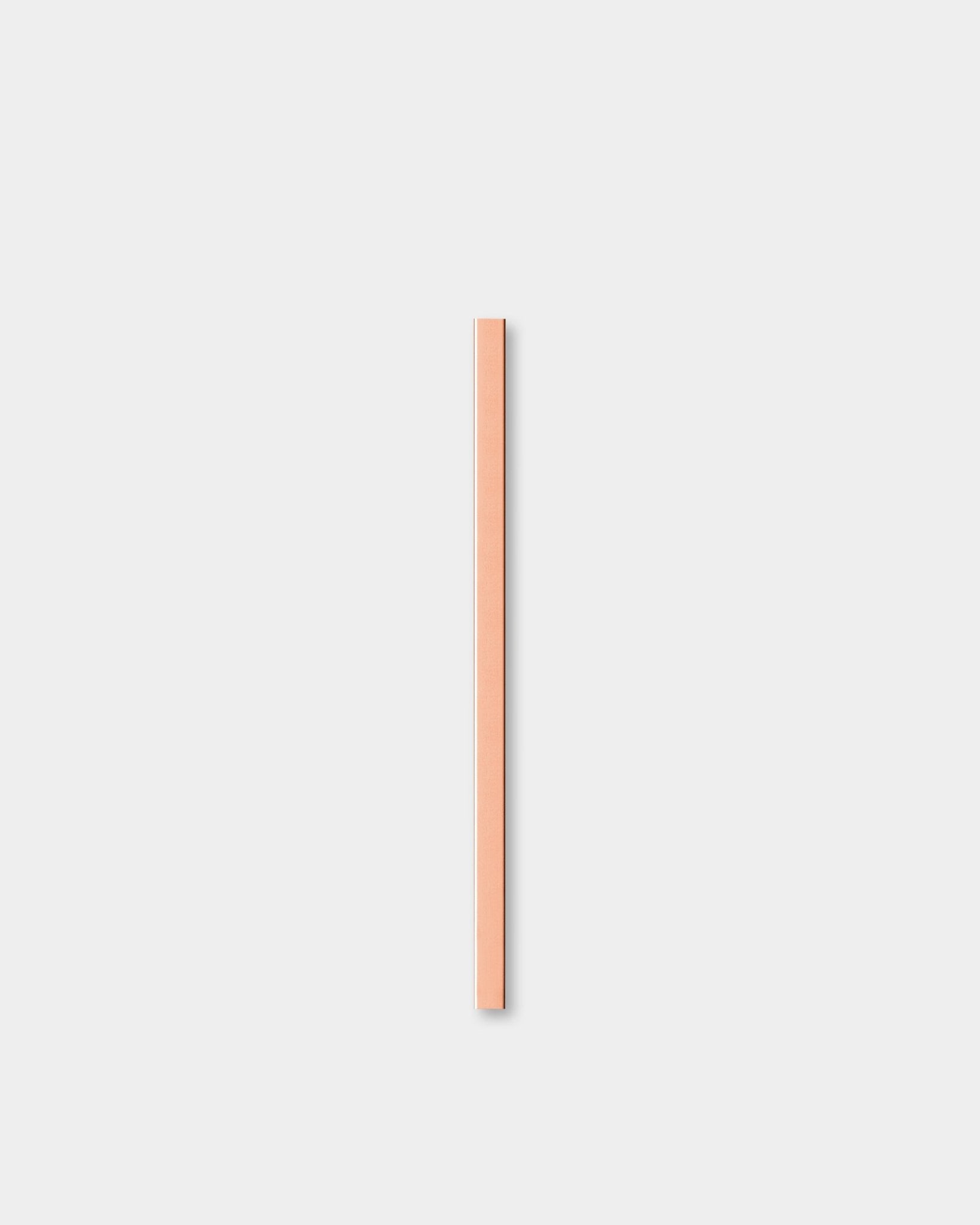 Liva | Cover / Copper, 60 cm Akustikpanel från WoodUpp står vertikalt mot en enkel ljusgrå bakgrund.