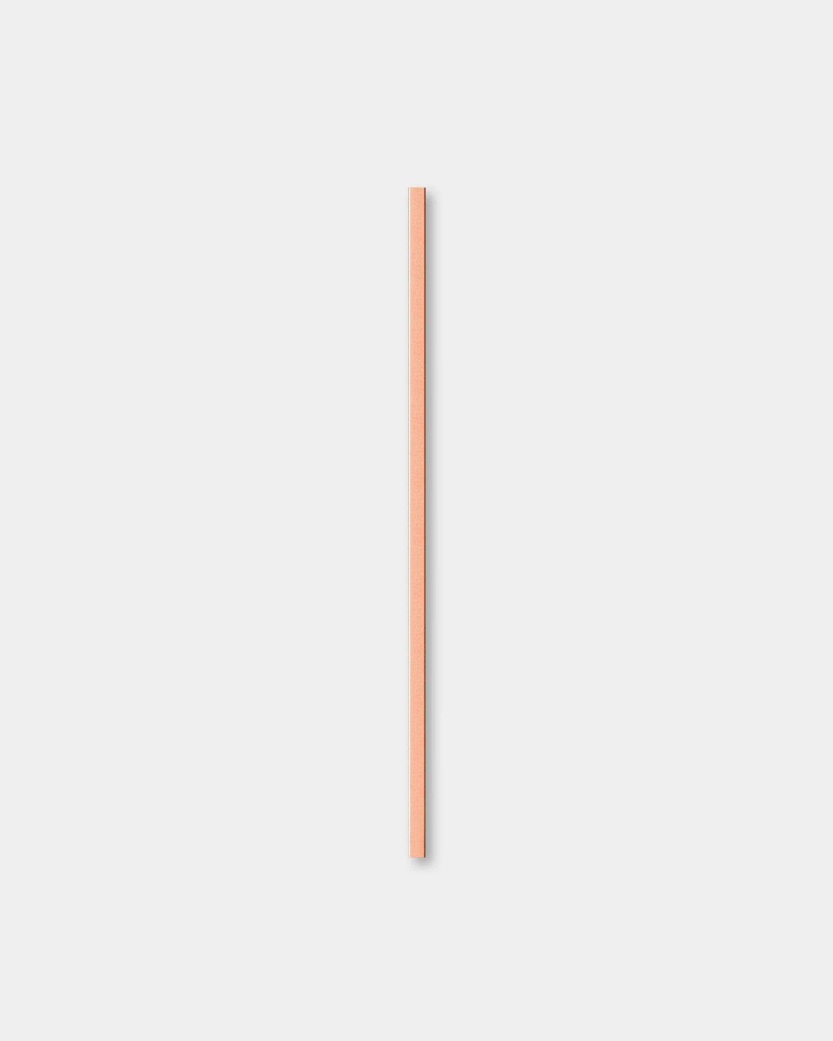 WoodUpp Liva Cover i Copper, 120 cm, en ljus brown träaccessoar framtagen för användning med Nordic Akupanel akustikpaneler i trä som en minimalistisk detalj.