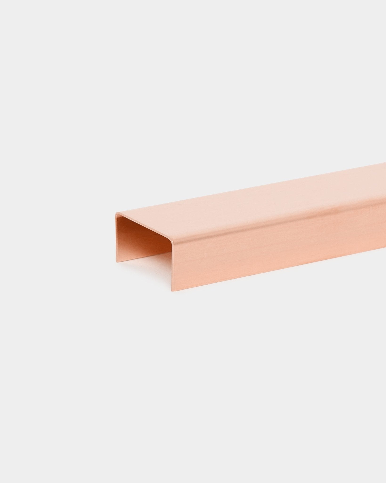 Liva Cover i copper, 120 cm från WoodUpp—en minimalistisk U-profil i copper framtagen för att komplettera akustikpaneler eller fungera som metallkåpa.