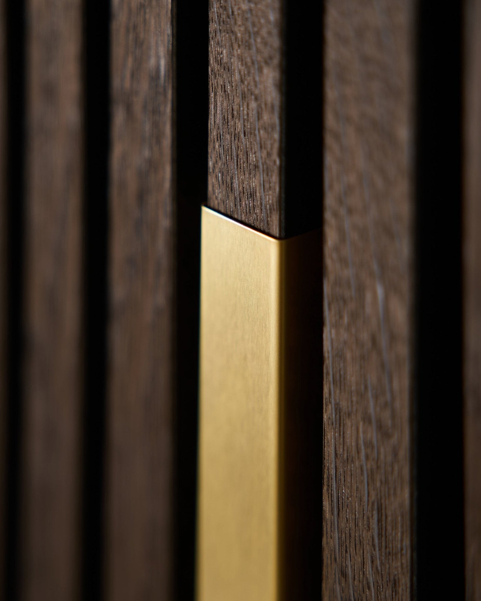 Närbild av WoodUpp Liva | Cover / Brass, 120 cm – en vertical Akustikpanel med matt guldfärgad kant, utformad för dekorativa väggapplikationer.