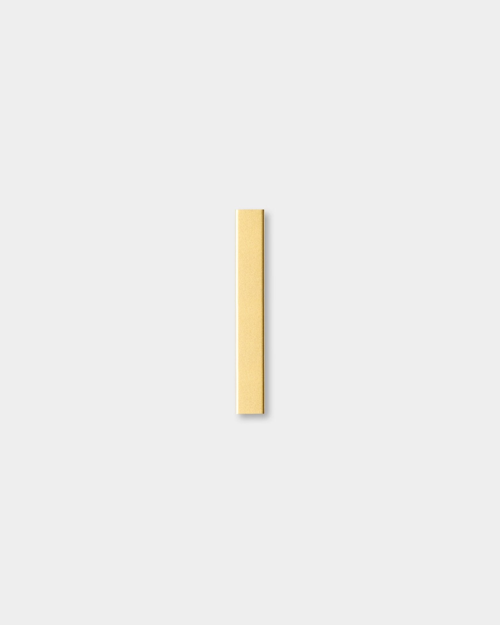 En vertical Akustikpanel från WoodUpps Liva-kollektion i beige med detaljer i brass, 20 cm bred, centrerad mot en enkel ljusgrå bakgrund.