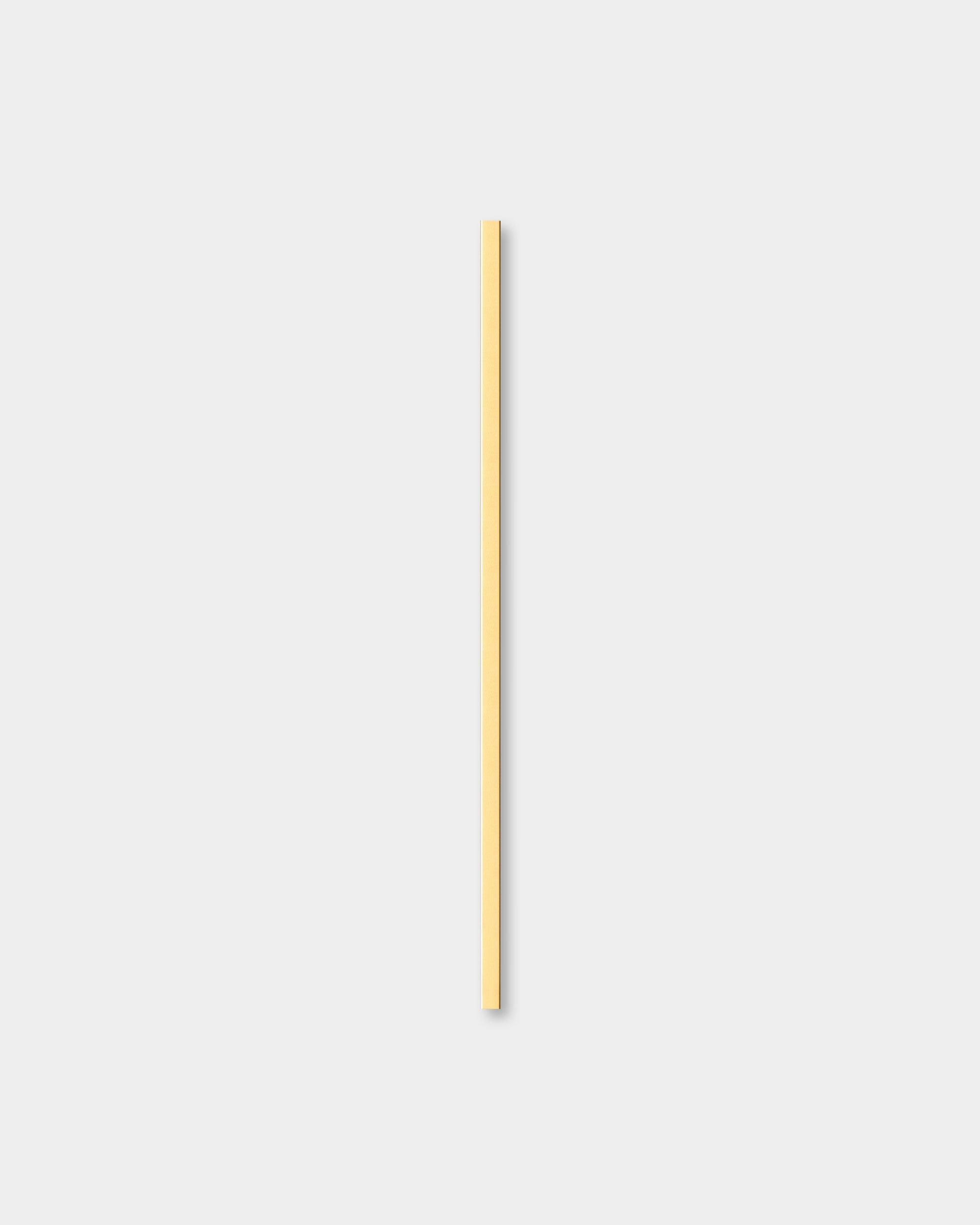 Liva | Cover / Brass, 120 cm Akustikpanel från WoodUpp står i centrum mot en enkel, ljusgrå bakgrund och visar upp sin minimalistiska nordiska design.