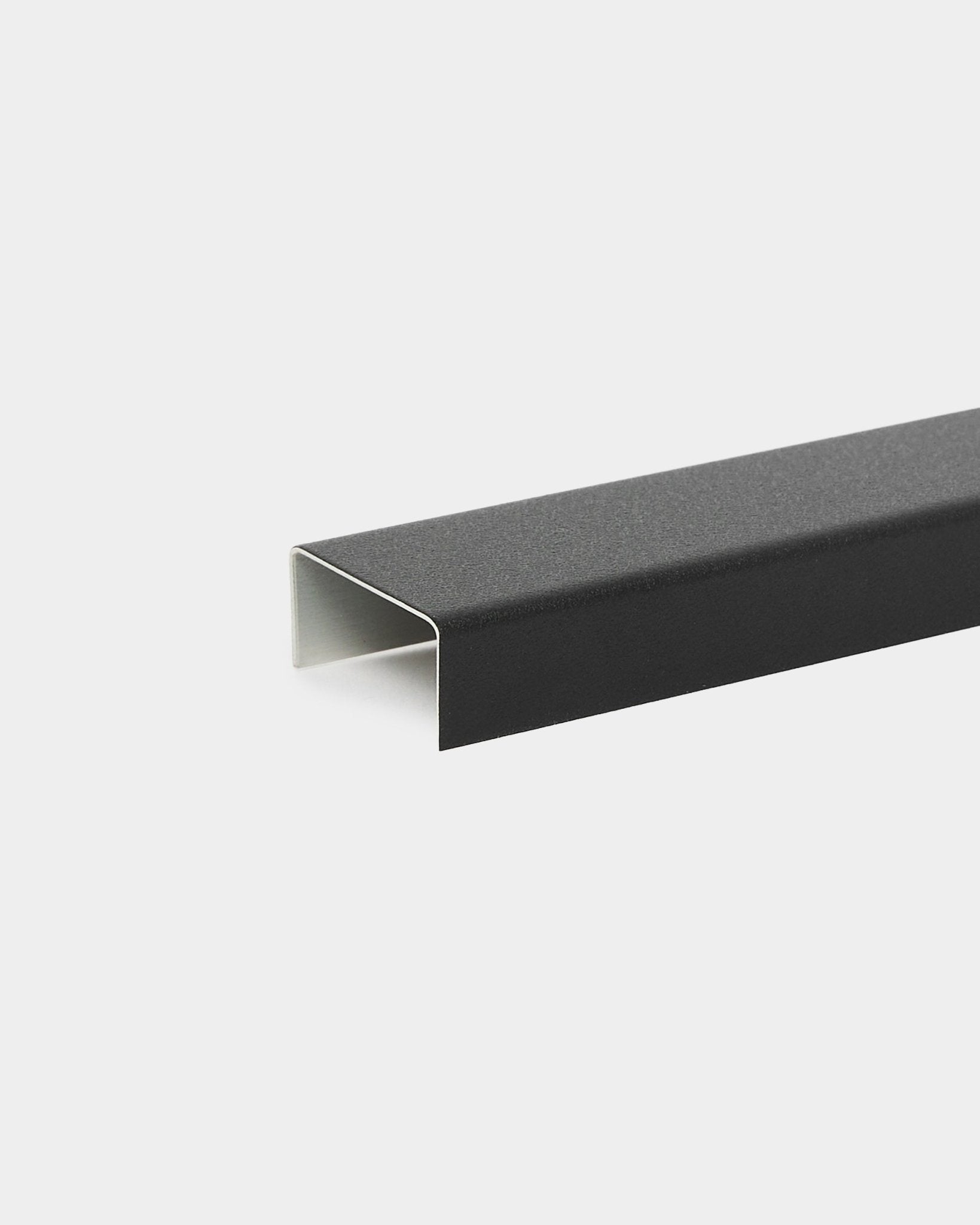 Matt black U-profil i aluminium, 20 cm, från WoodUpp, utformad som ett Akupanel tillbehör eller skydd för att komplettera nordiska akustiska träpaneler.