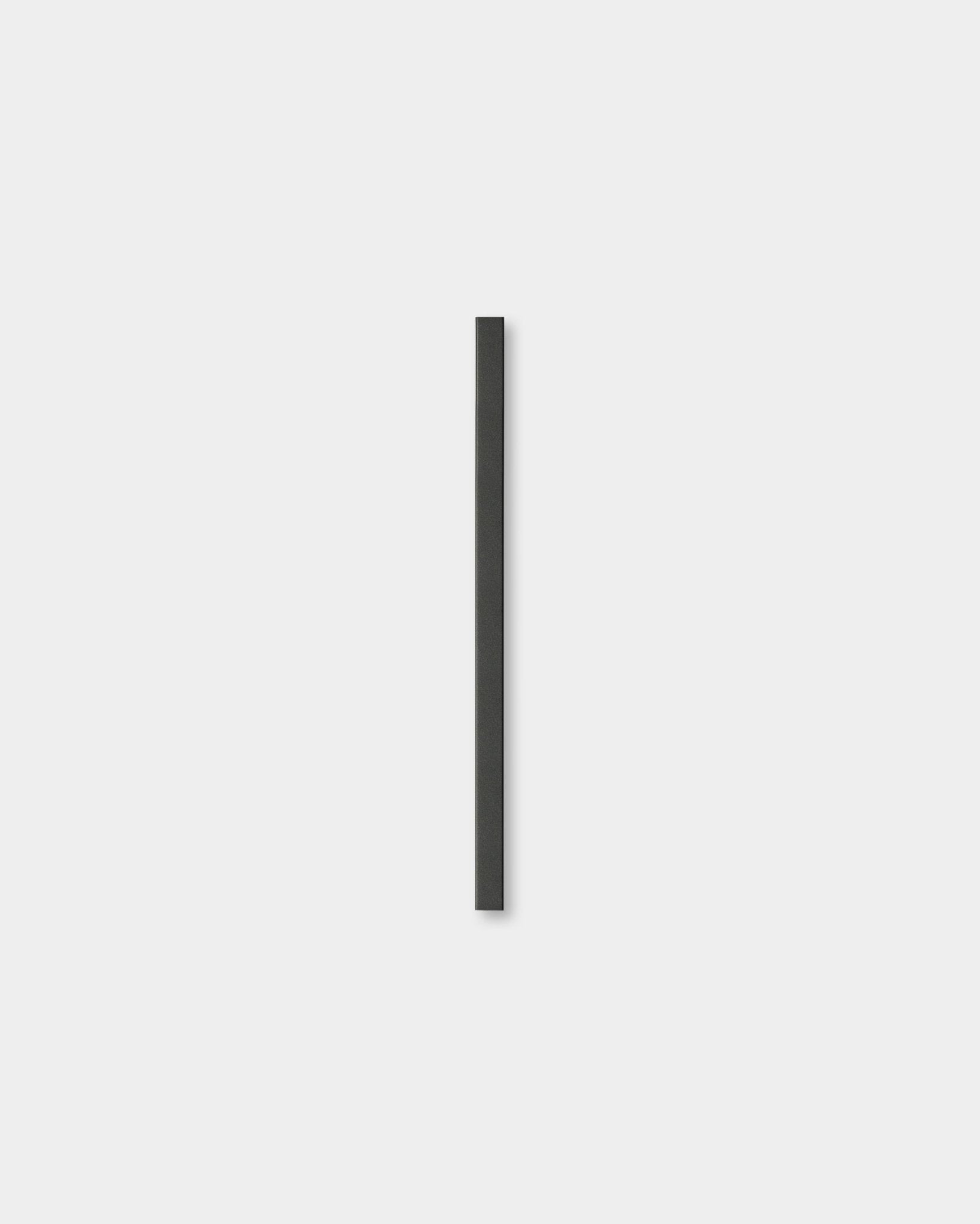 Liva | Cover / Black Aluminum 60 cm från WoodUpp är en minimalistisk Akustikpanel med en enkel black vertical linje mot en ljusgrå bakgrund.