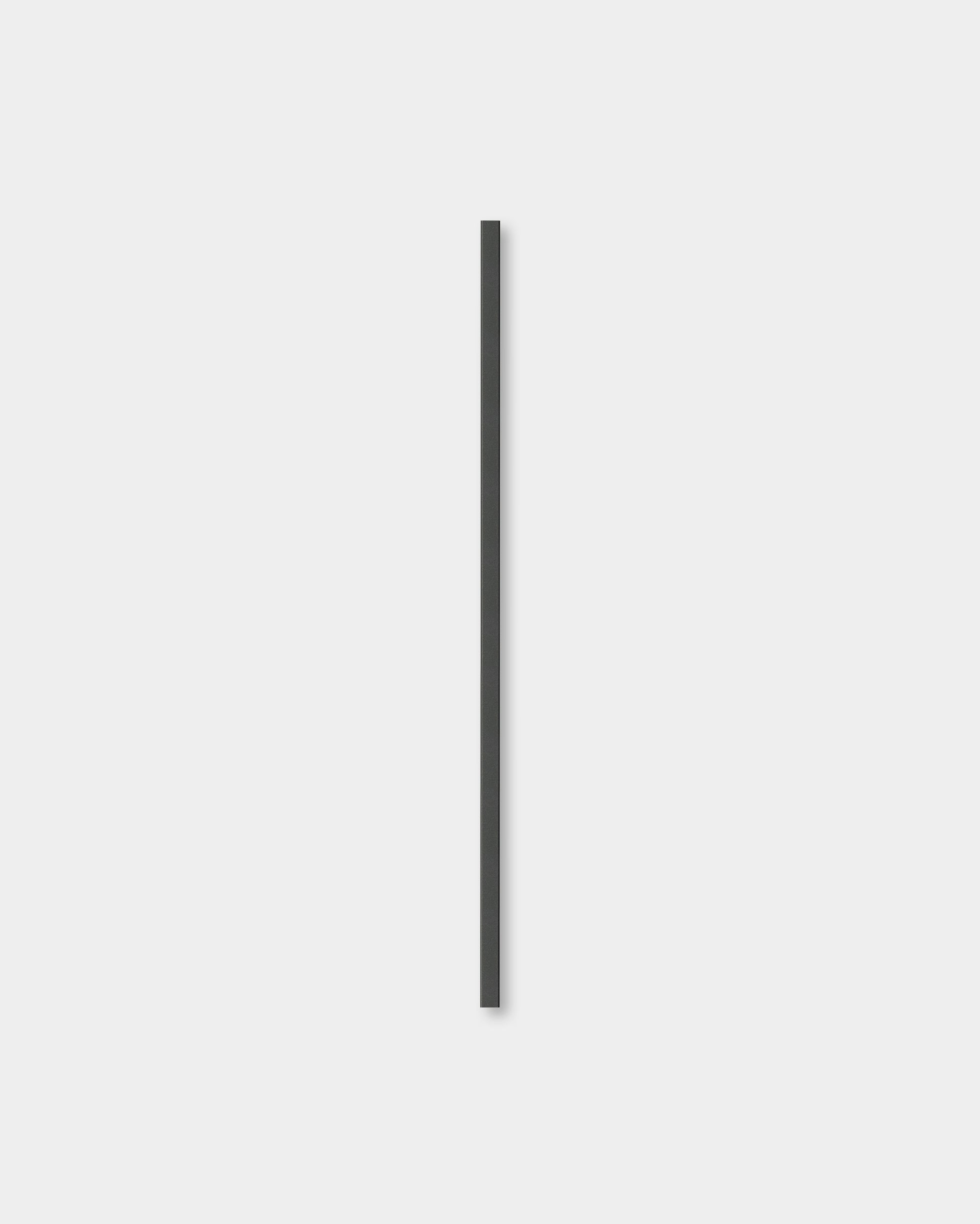 Liva | Skydd i black aluminium, 120 cm från WoodUpp, utformat som ett vertical skydd för Akupanel akustiska träpaneler eller minimalistiska nordiska interiörer.