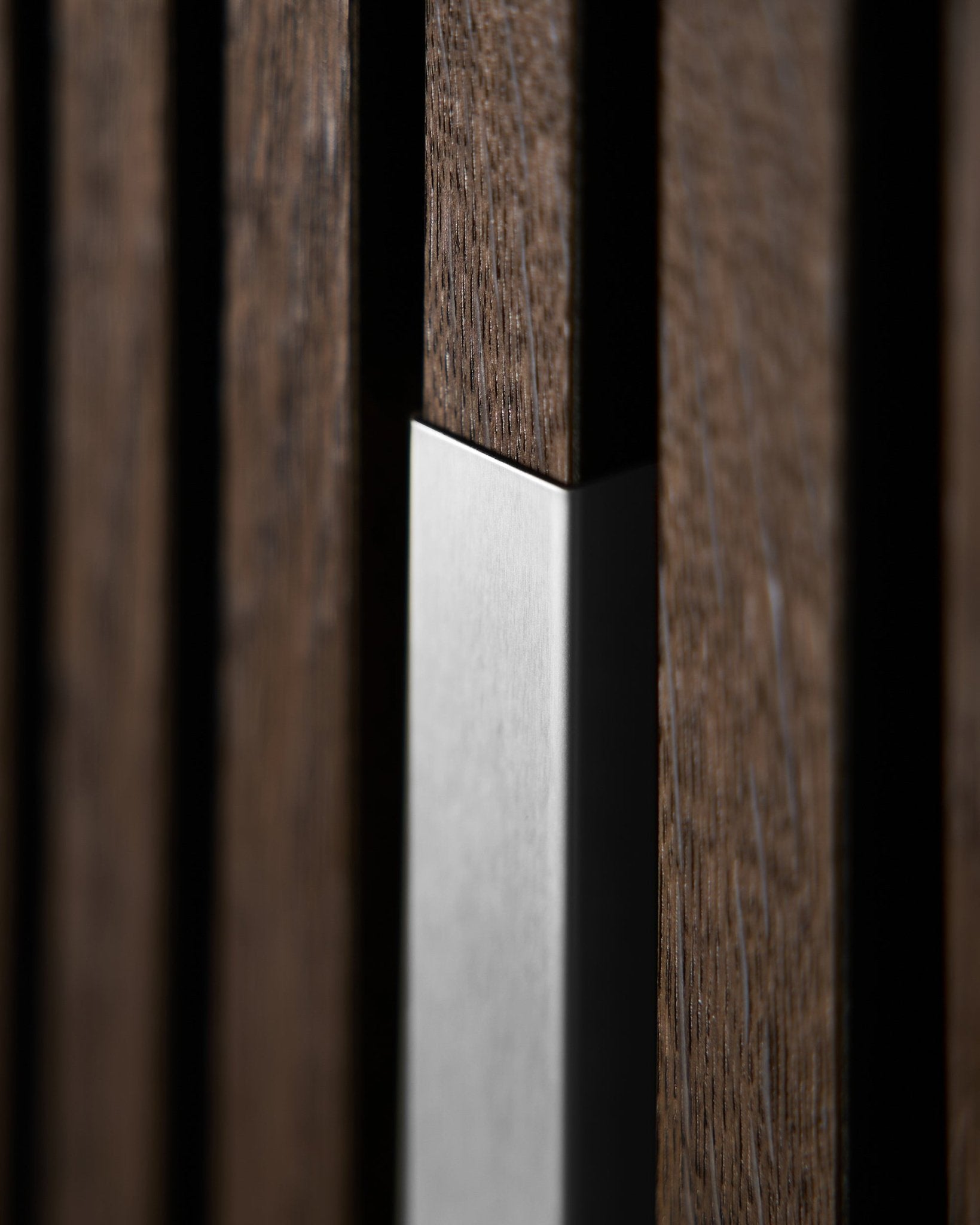 Närbild av WoodUpp Akupanel Liva | Cover–20 cm i polerad steel med vertical träribbor, som framhäver den nordiska strukturen och kontrasten i denna Akustikpanel.