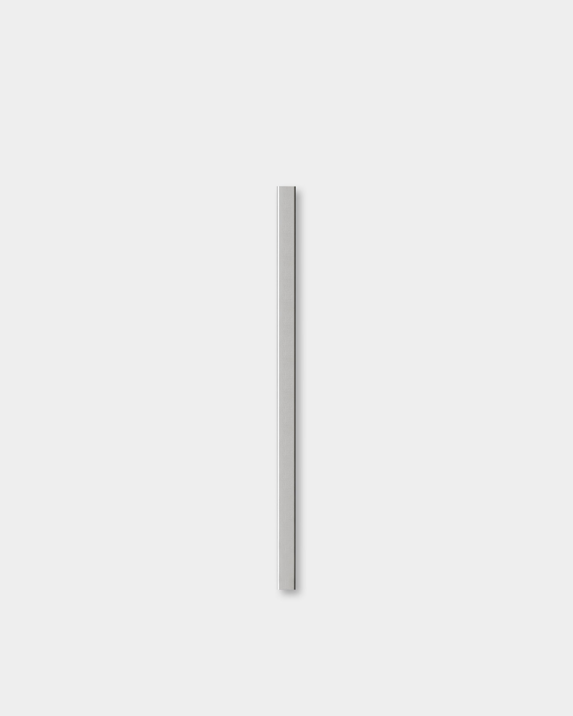 Liva | Cover i polerad steel (60 cm) från WoodUpp visas mot en ljusgrå bakgrund som lyfter fram dess minimalistiska nordiska Akustikpanel design.