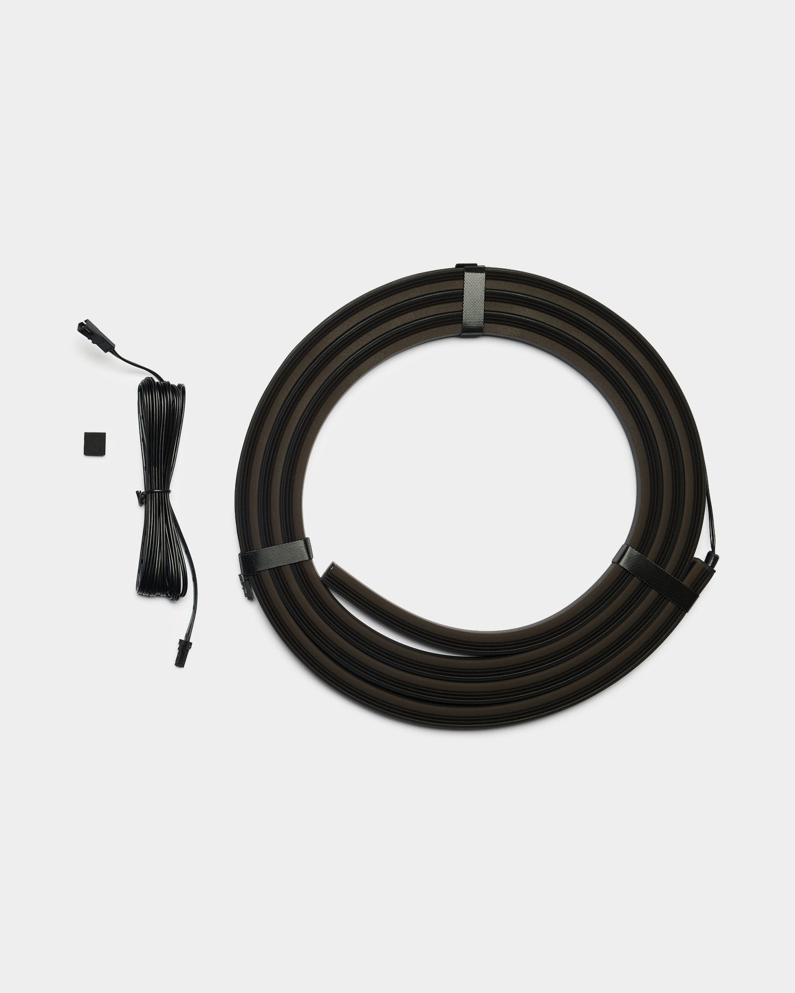 Lumi LED-list från WoodUpp med två black 240 cm-lister, anslutningar och en small komponent; utformad för integration med akustikpaneler och kompatibel med Philips Hue.