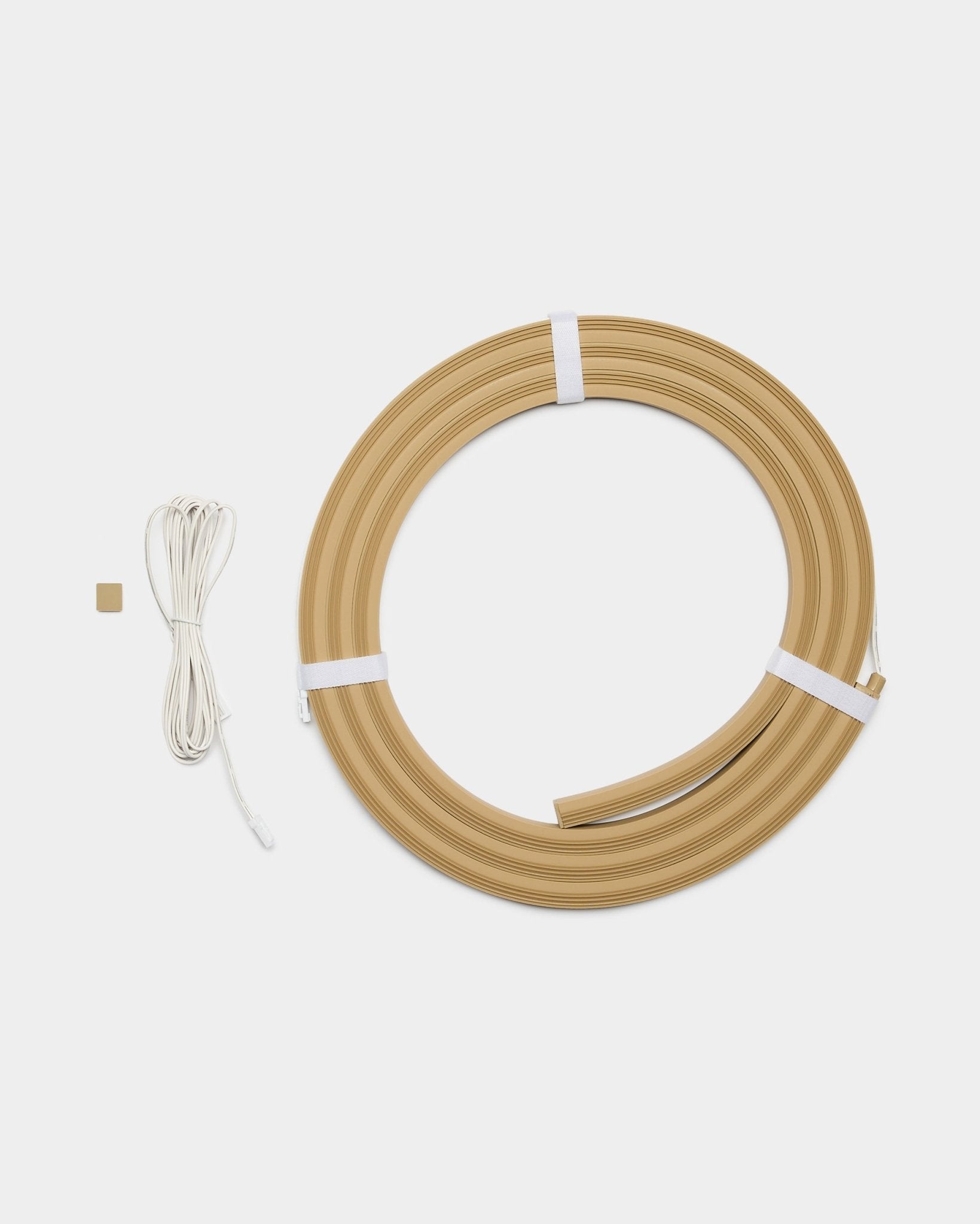 WoodUpp Lumi LED-list i beige, 240 cm lång, utformad för att integreras med Akupanel akustikpaneler eller andra WoodUpp LED-projekt.