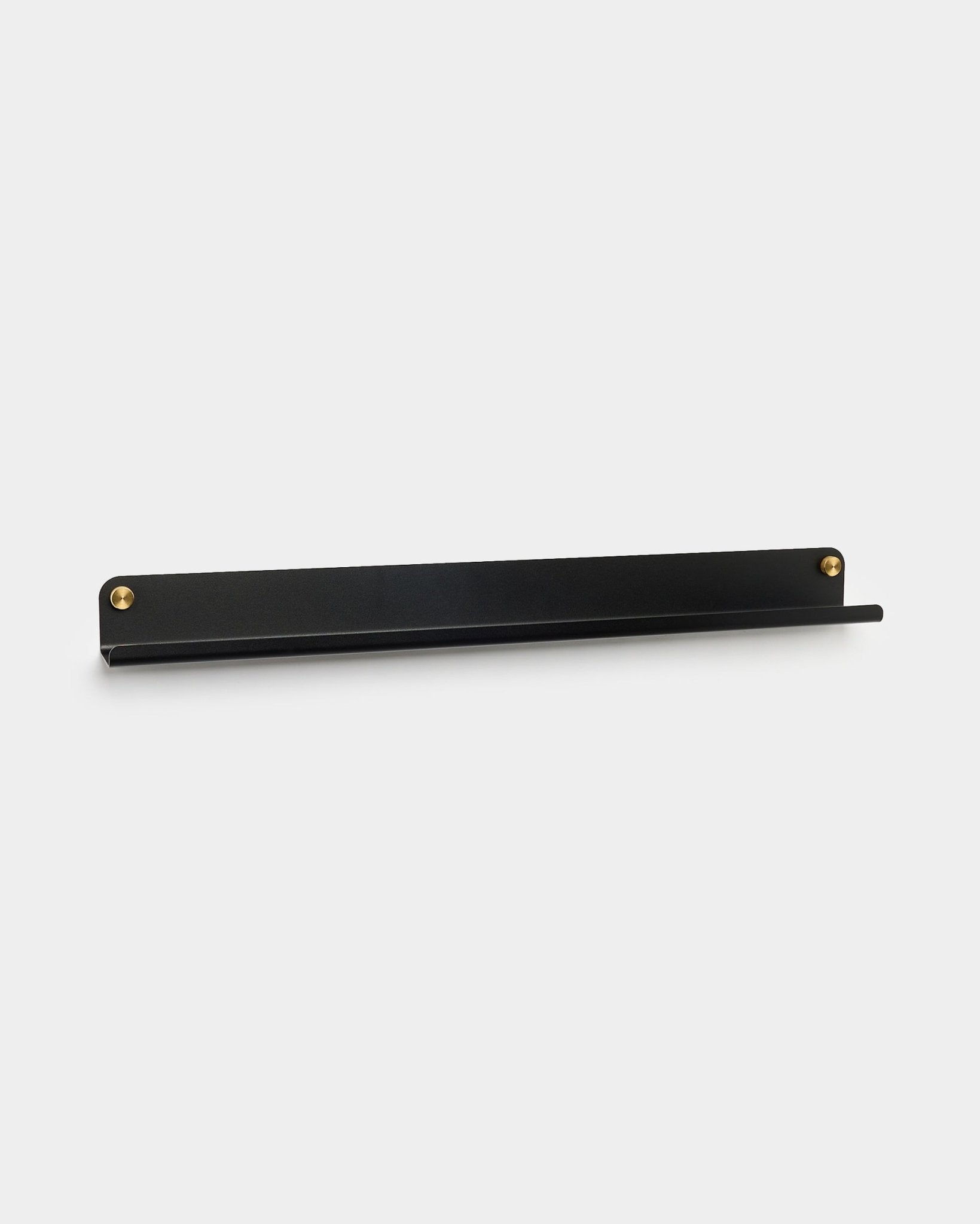 Norr Smal hylla i black från WoodUpp, 75.9 cm, har en slimmad steel design med brass-colored skruvar och är avsedd som ett tillbehör till akustikpaneler.