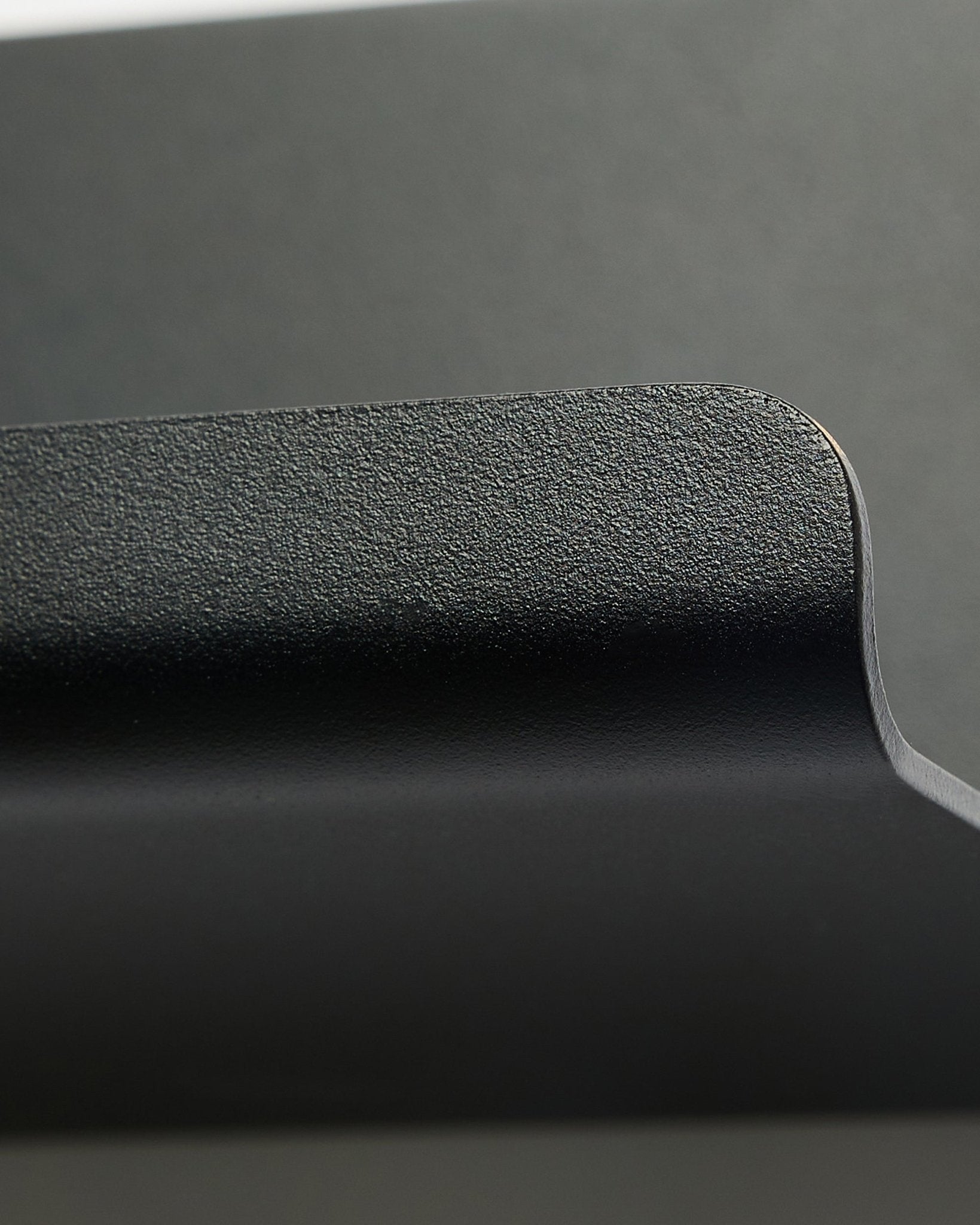 Norr | Wide Shelf från WoodUpp i black, 75,9 cm, som visar en texturerad, böjd kant och minimalistisk nordisk design mot en slät grå bakgrund.