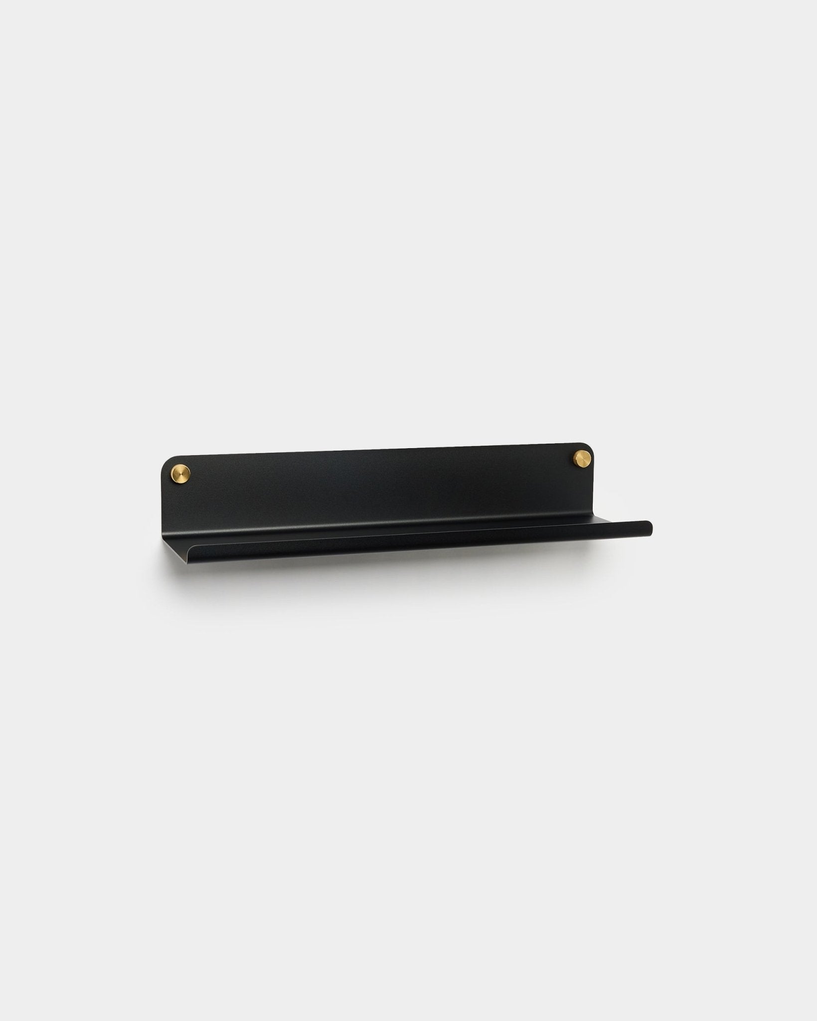 WoodUpp Norr Wide Shelf i black, 51,9 cm, har en minimalistisk design i pulverlackerad metall och monteras med guldfärgade skruvar, vilket kompletterar Akupanel-system.