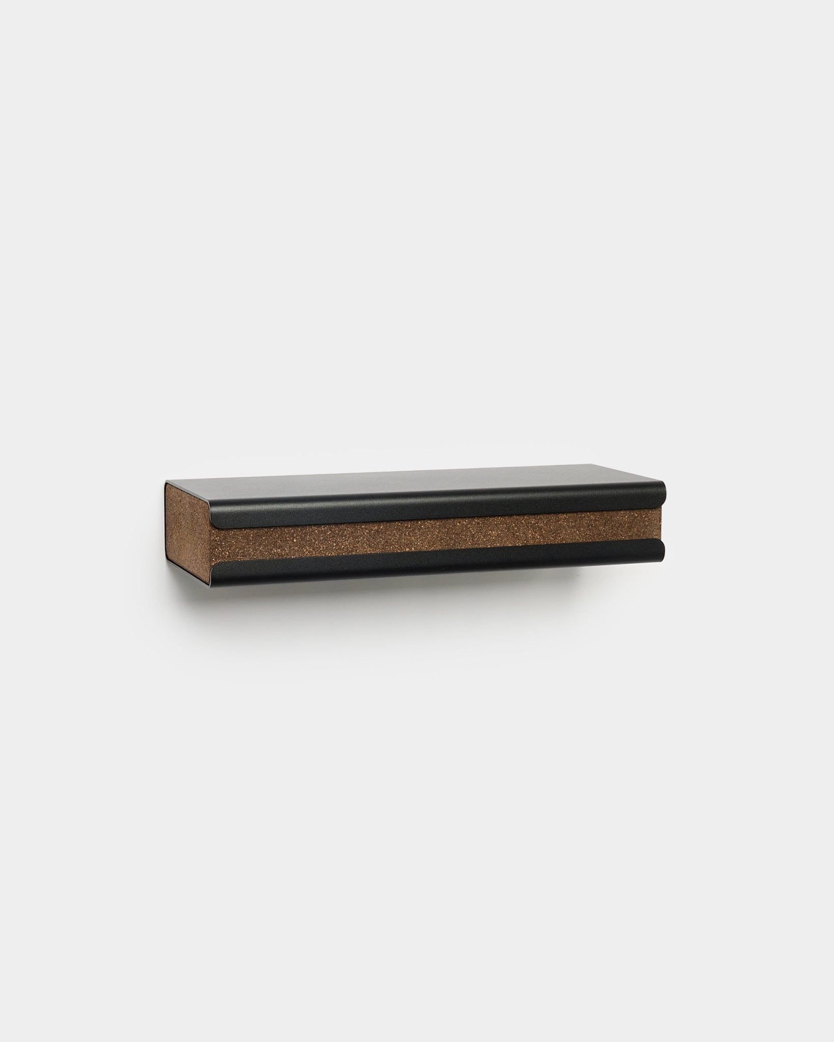 Norr Key Tray från WoodUpp, en minimalistisk nordisk tillbehörshylla i black med push-open-låda och rökt korklist, 35,9 cm bred.