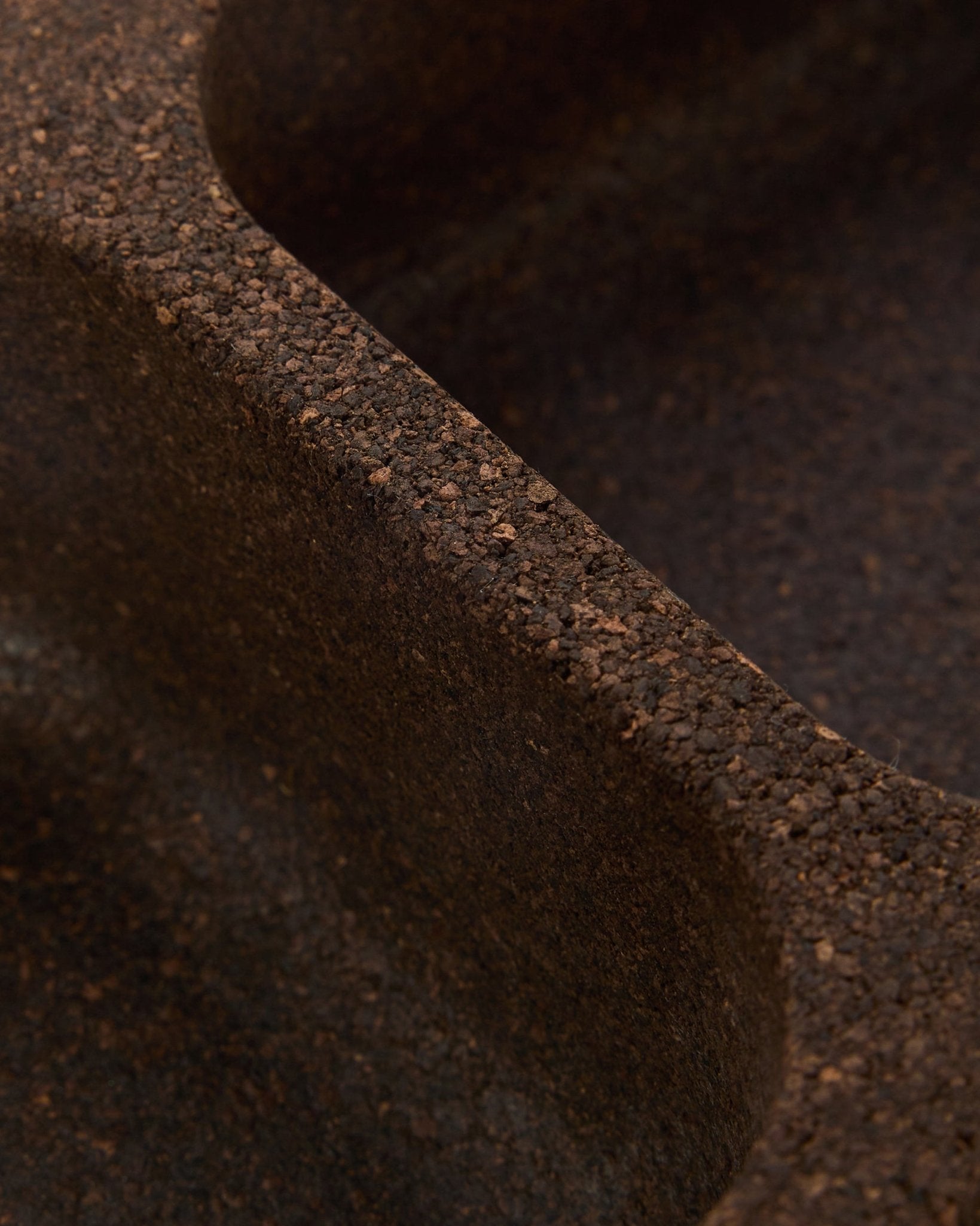 Närbild av WoodUpp Norr Key Tray tillbehör i rökt kork (35,9 cm), som visar en texturerad brown yta med mjuka, rundade räfflor och nordisk design.
