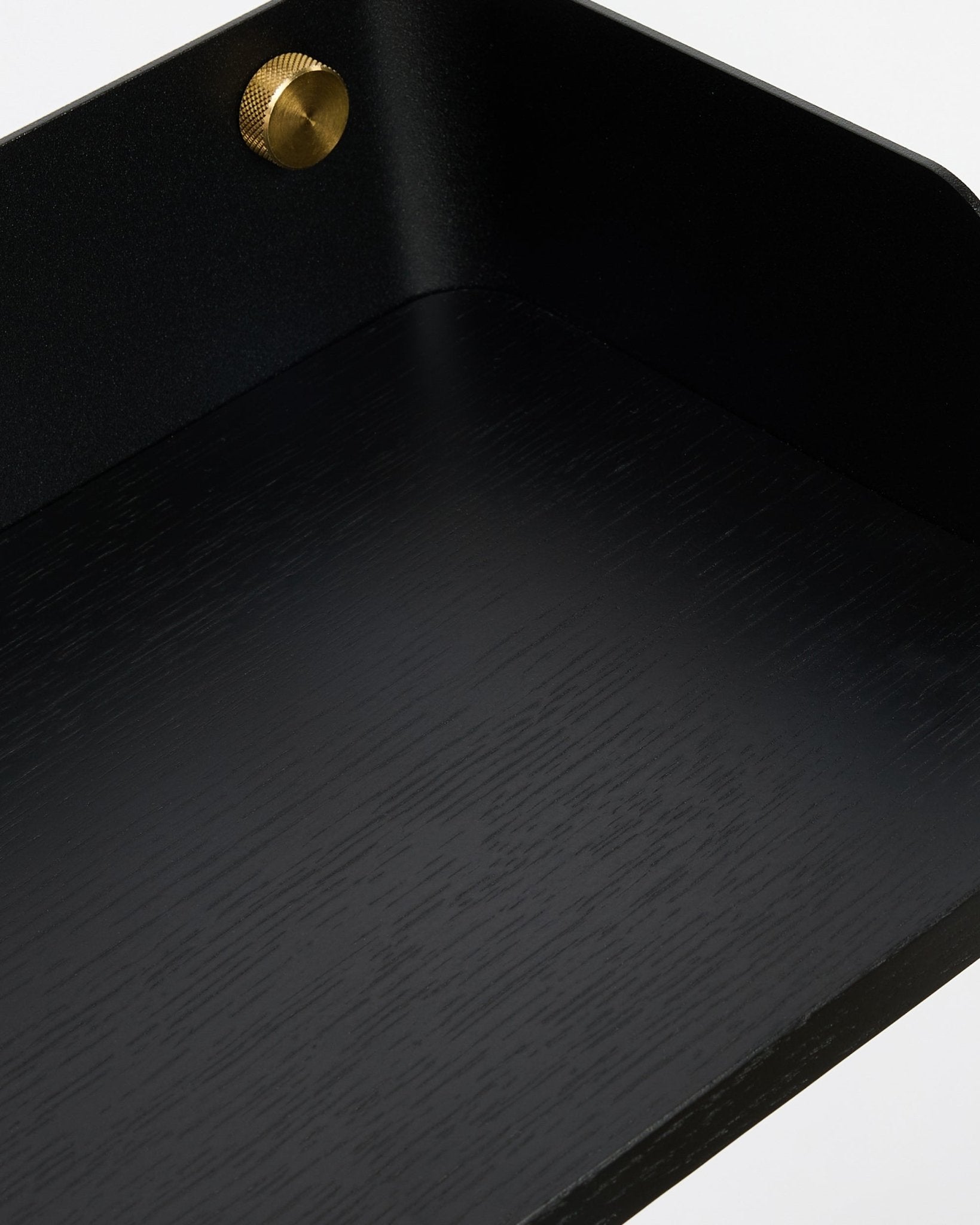 Närbild av WoodUpp Linn Bookshelf i Black Oak (55,9 cm) som visar nordisk träådring och detaljer i guldfärgade skruvar, utformad för att harmoniera med kollektionen Akupanel.